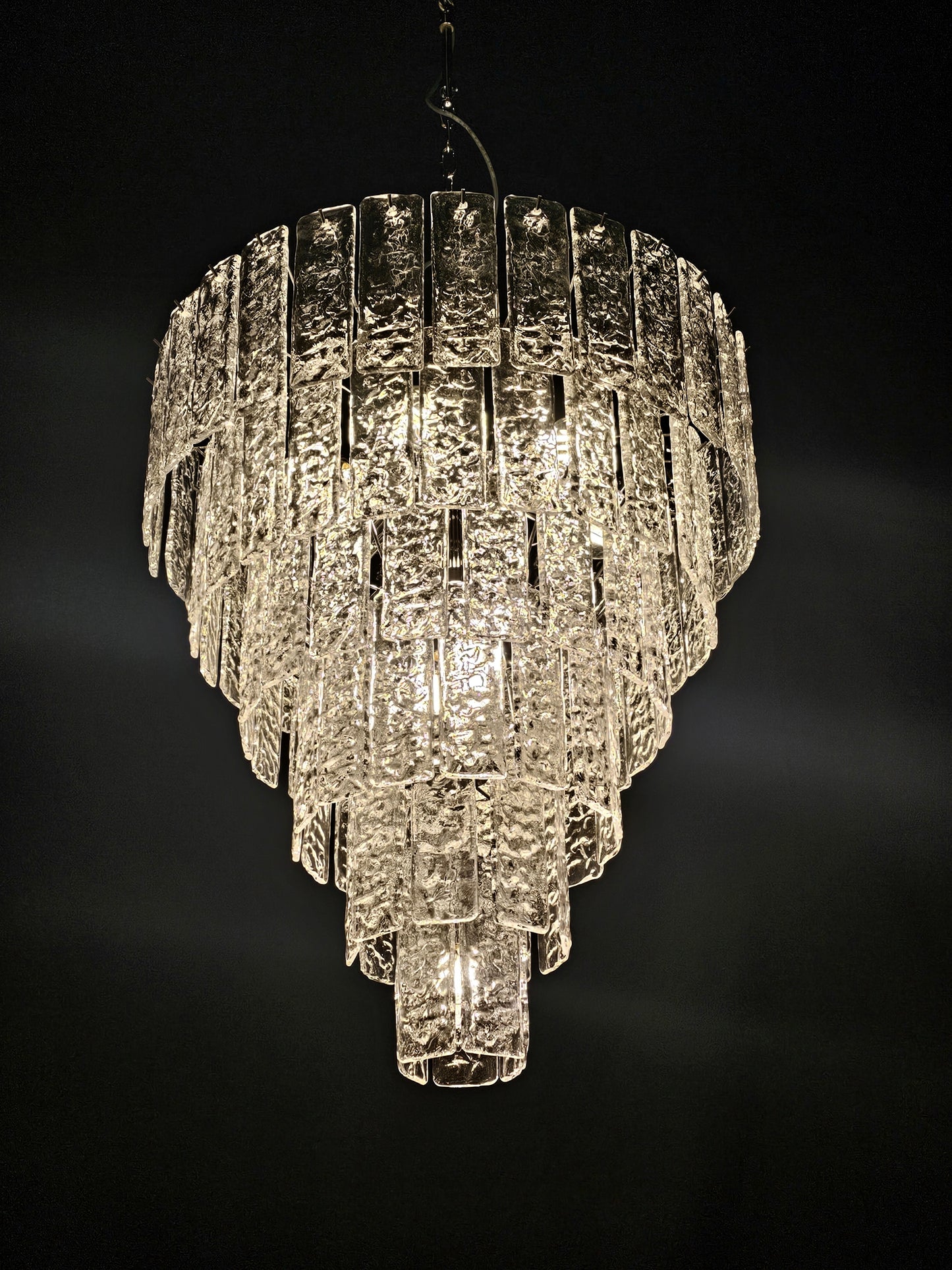 Lampadario artigianale di Murano, con Vetri listelli di Murano fatti a mano, in cristallo con trama martellata. Designed and made in Venice, Italy.
