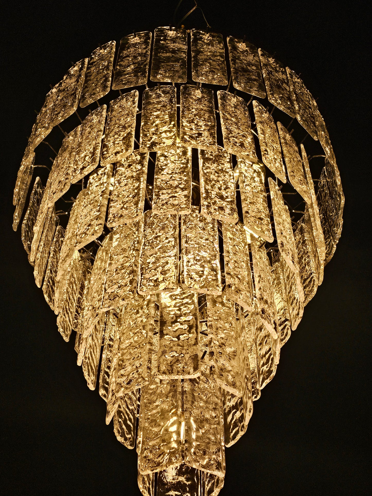 Lampadario artigianale di Murano, con Vetri listelli di Murano fatti a mano, in cristallo con trama martellata. Designed and made in Venice, Italy.