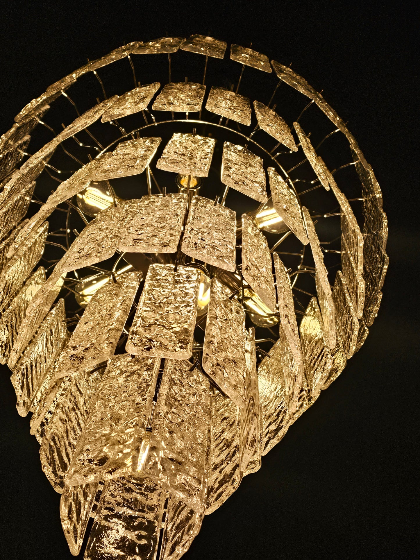 Lampadario artigianale di Murano, con Vetri listelli di Murano fatti a mano, in cristallo con trama martellata. Designed and made in Venice, Italy.