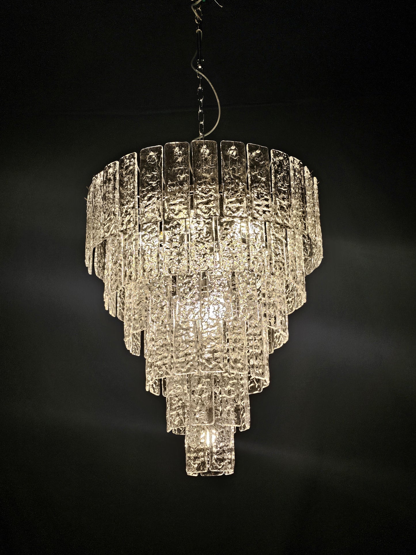 Lampadario artigianale di Murano, con Vetri listelli di Murano fatti a mano, in cristallo con trama martellata. Designed and made in Venice, Italy.