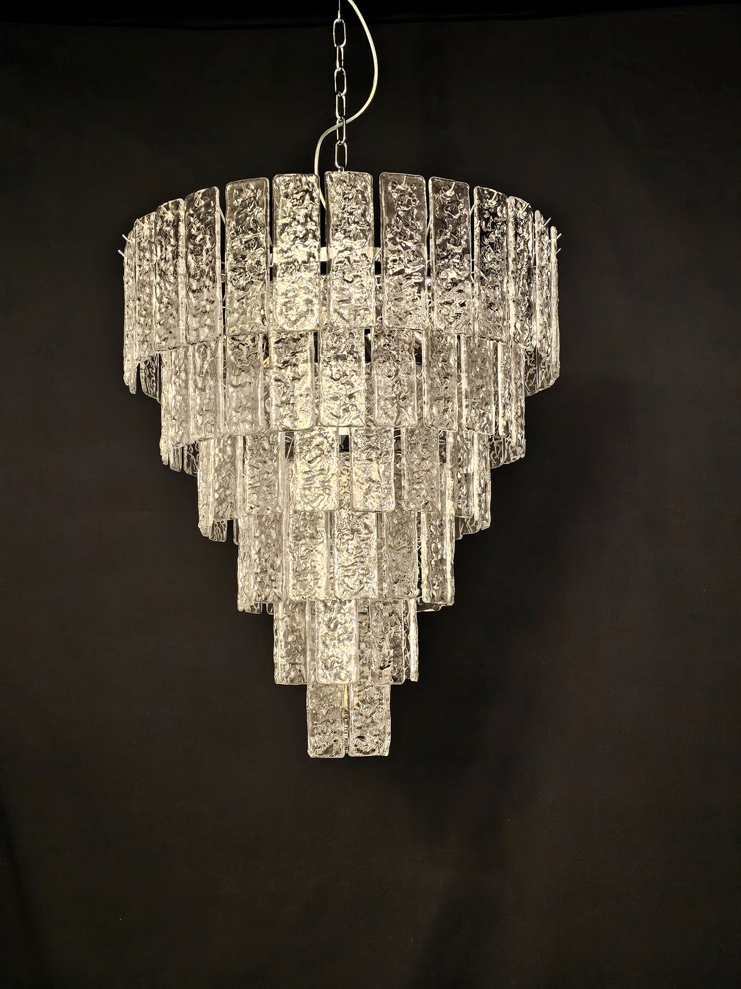 Lampadario artigianale di Murano, con Vetri listelli di Murano fatti a mano, in cristallo con trama martellata. Designed and made in Venice, Italy.