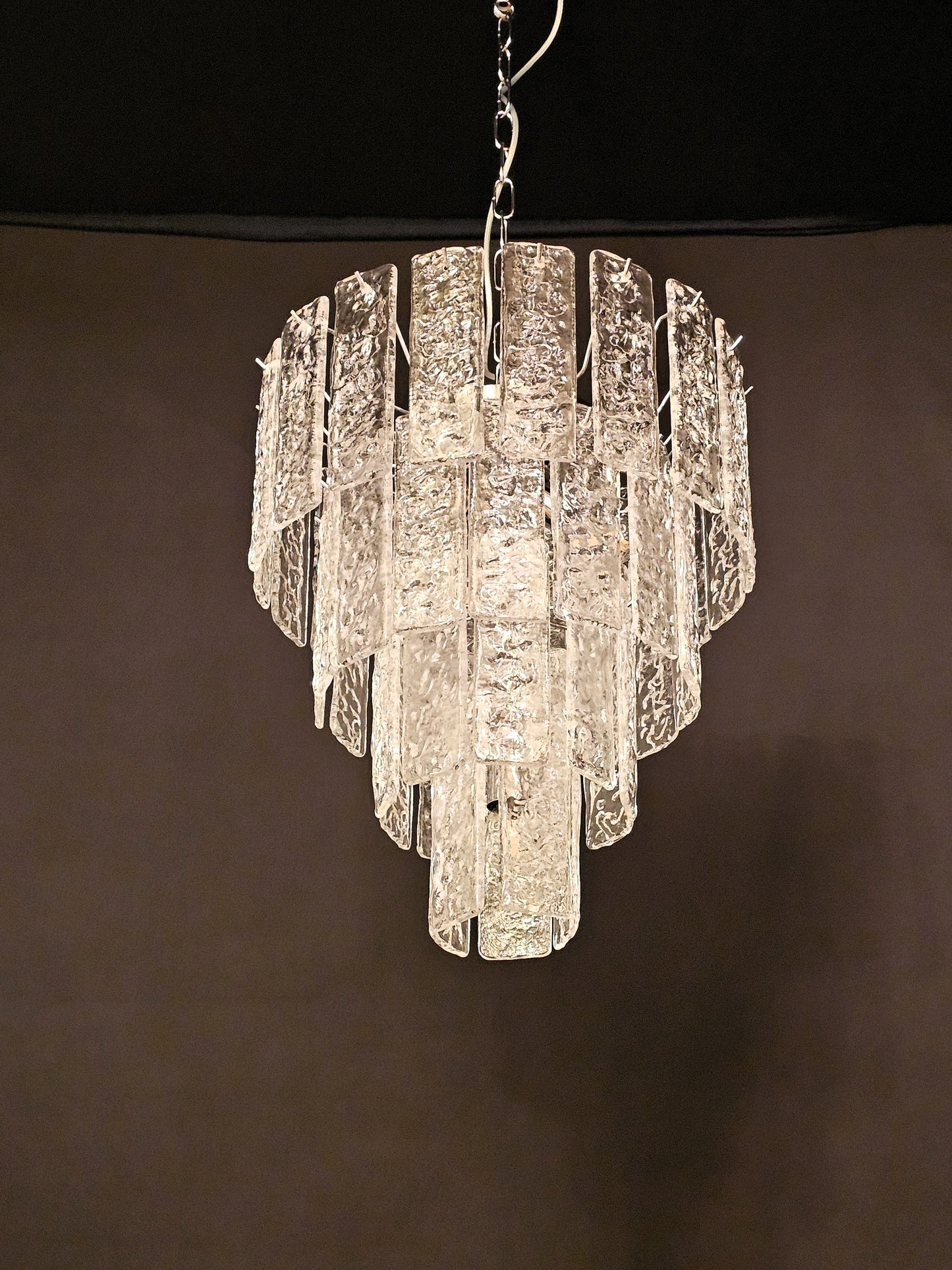 Lampadario di Murano, stile Murrina, ispirato agli anni'90. Vetri listelli di Murano fatti a mano, in cristallo con trama martellata. Designed and made in Murano, Italy.