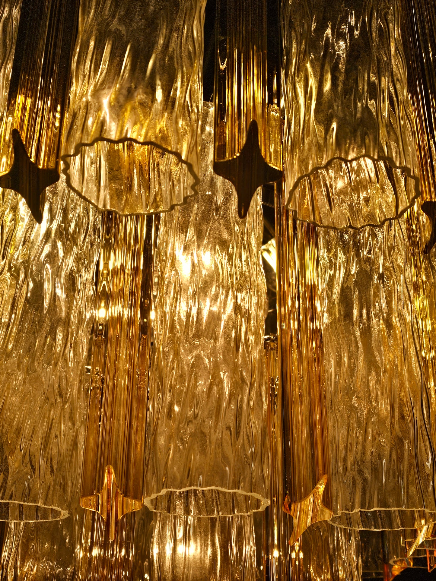 Lampadario Vintage di Murano, stile Barovier, anni'80. Vetri di Murano prismi quadriedri e cilindro. Designed and made in Venice, Italy