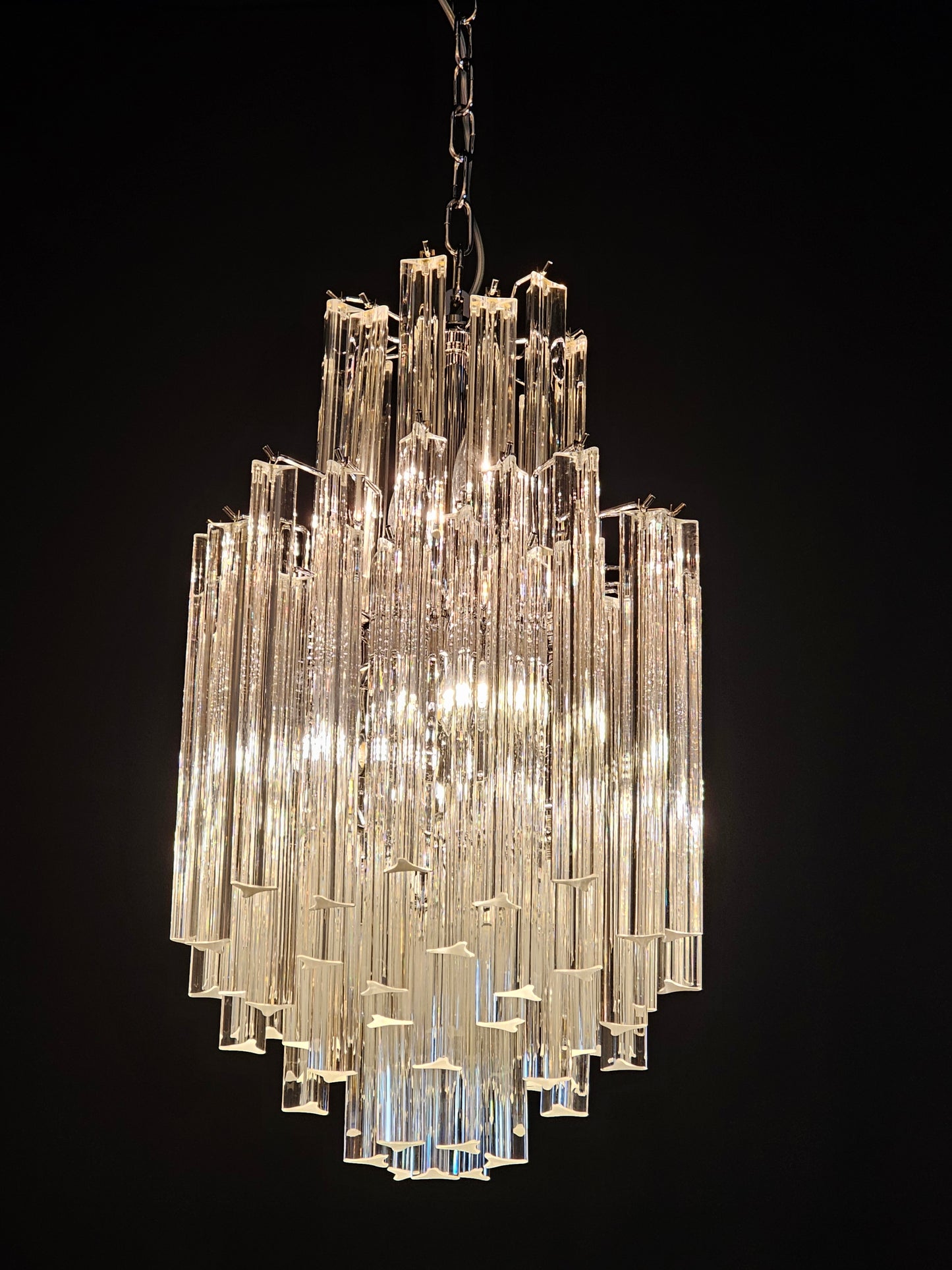 Lampadario Vintage di Murano, stile Venini, anni'70. Con vetri prismi triedri di Murano in cristallo. Designed and made in Venice Italy.