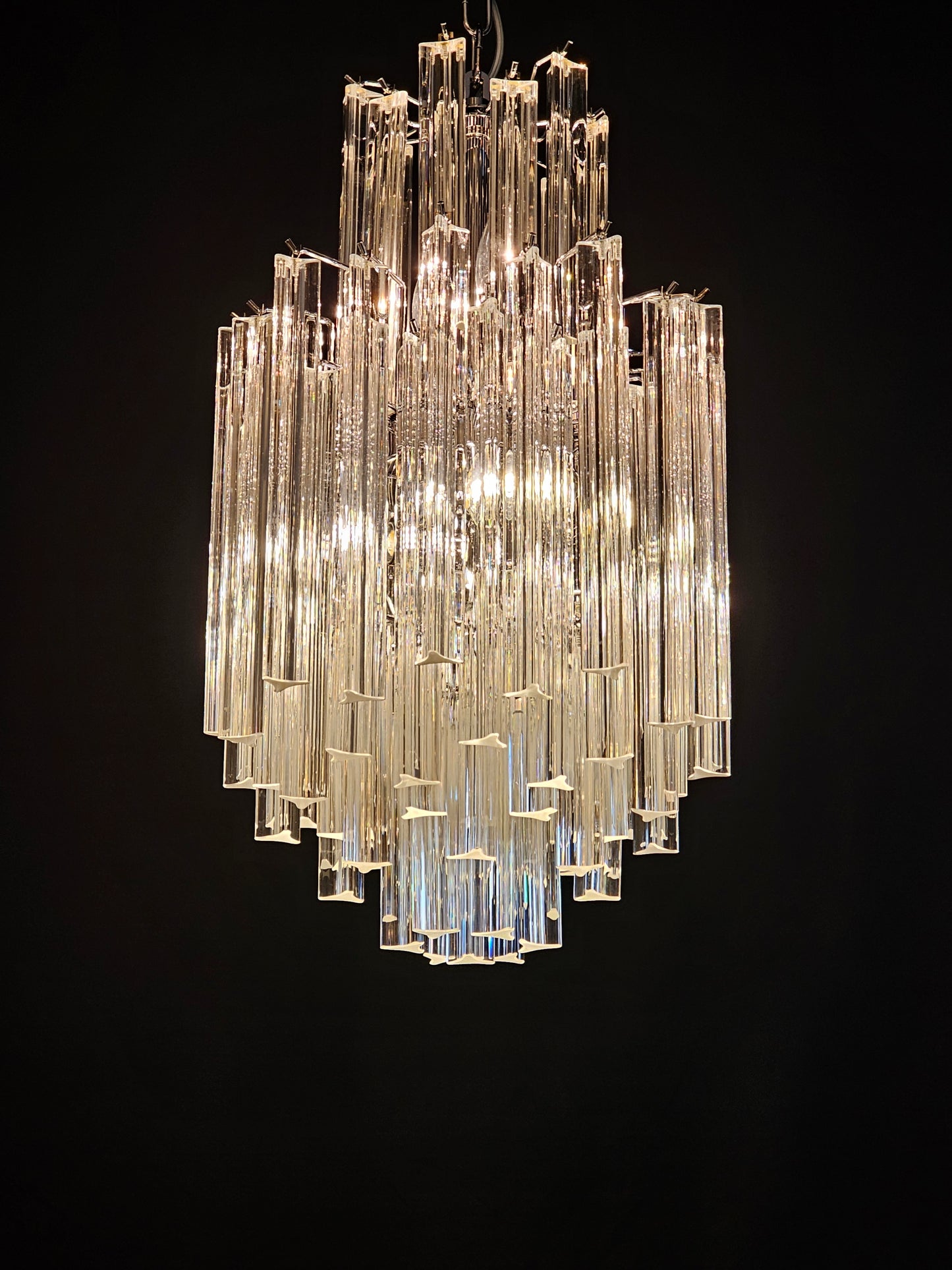 Lampadario Vintage di Murano, stile Venini, anni'70. Con vetri prismi triedri di Murano in cristallo. Designed and made in Venice Italy.