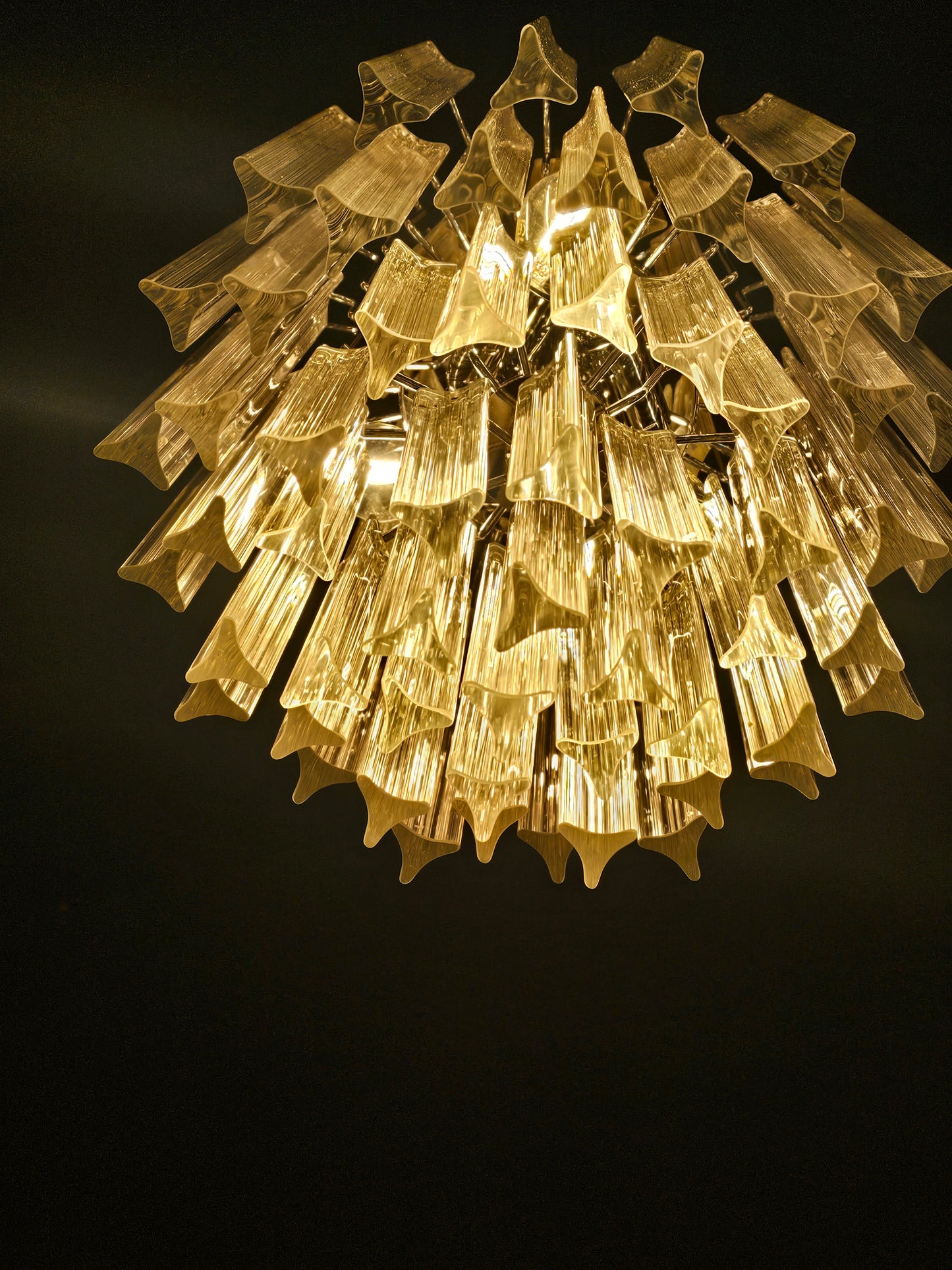Lampadario Vintage di Murano, stile Venini, anni'70. Con vetri prismi triedri di Murano in cristallo. Designed and made in Venice Italy.