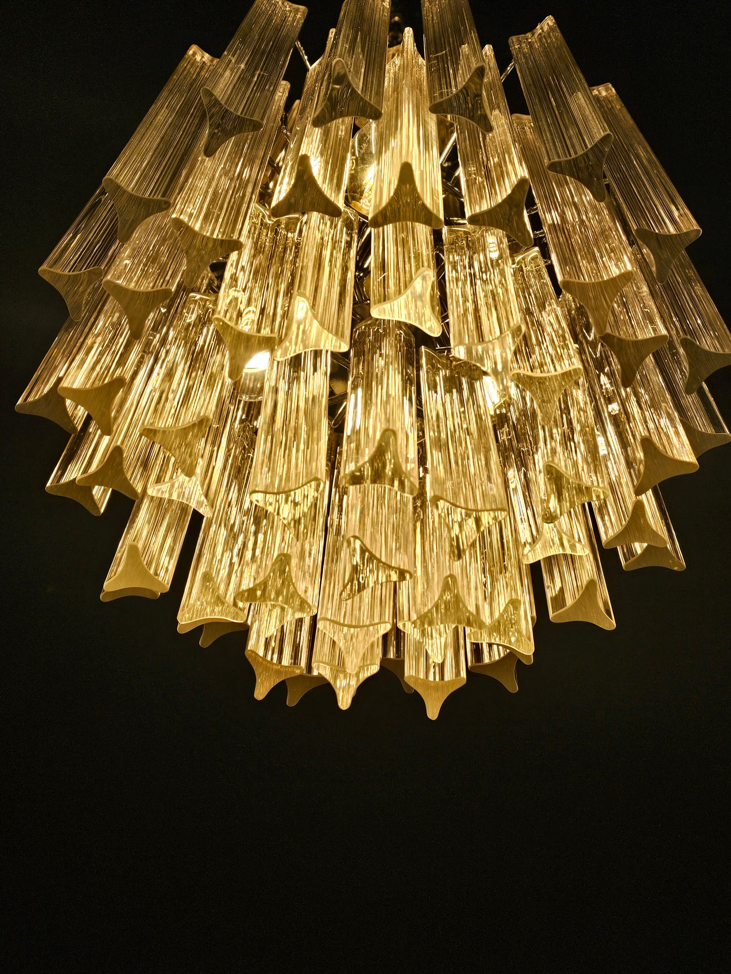 Lampadario Vintage di Murano, stile Venini, anni'70. Con vetri prismi triedri di Murano in cristallo. Designed and made in Venice Italy.