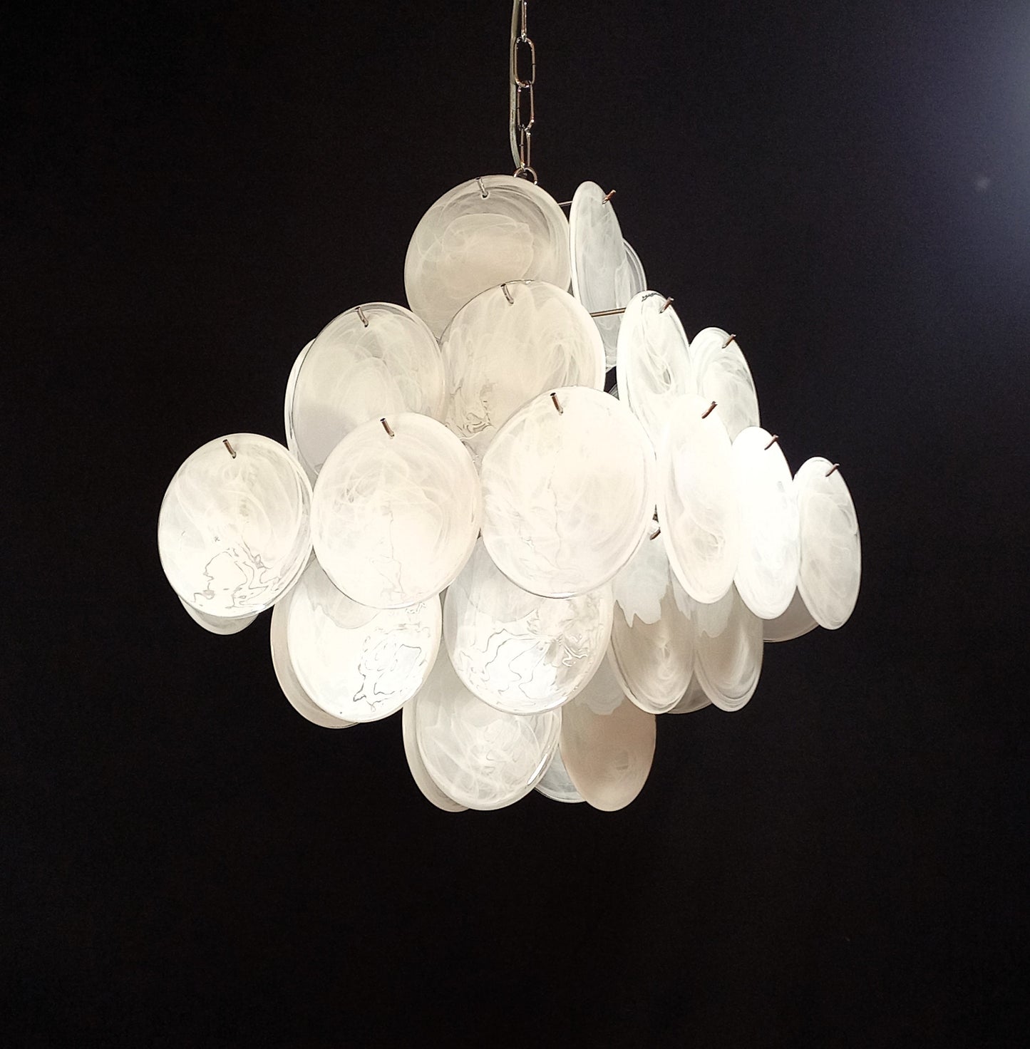 Lampadario Vintage quadrato a vetri dischi. Vetri dischi artigianali in bianco alabastro, made in Murano, Italy
