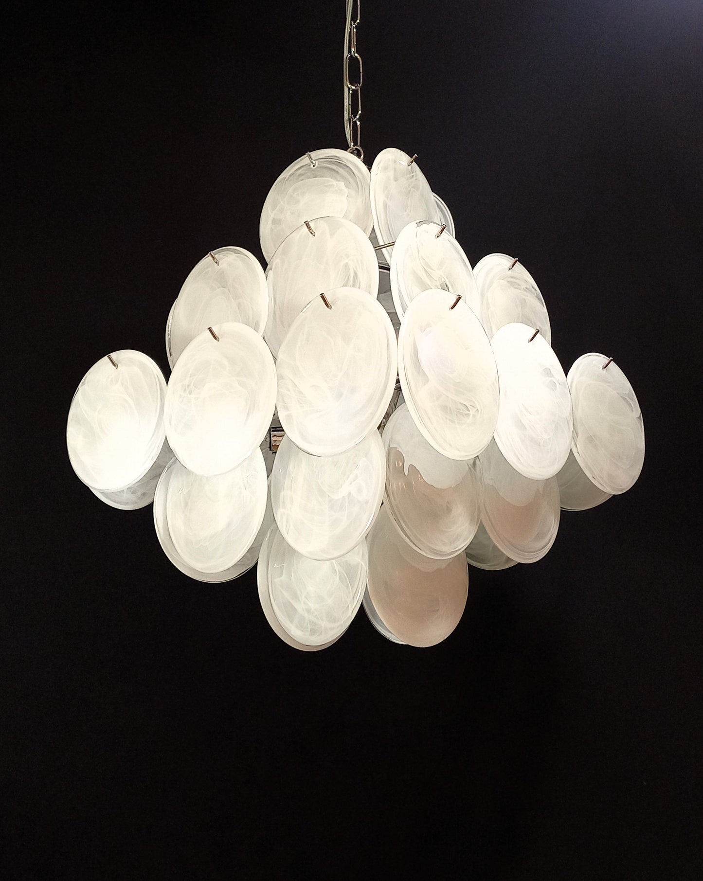 Lampadario Vintage quadrato a vetri dischi. Vetri dischi artigianali in bianco alabastro, made in Murano, Italy