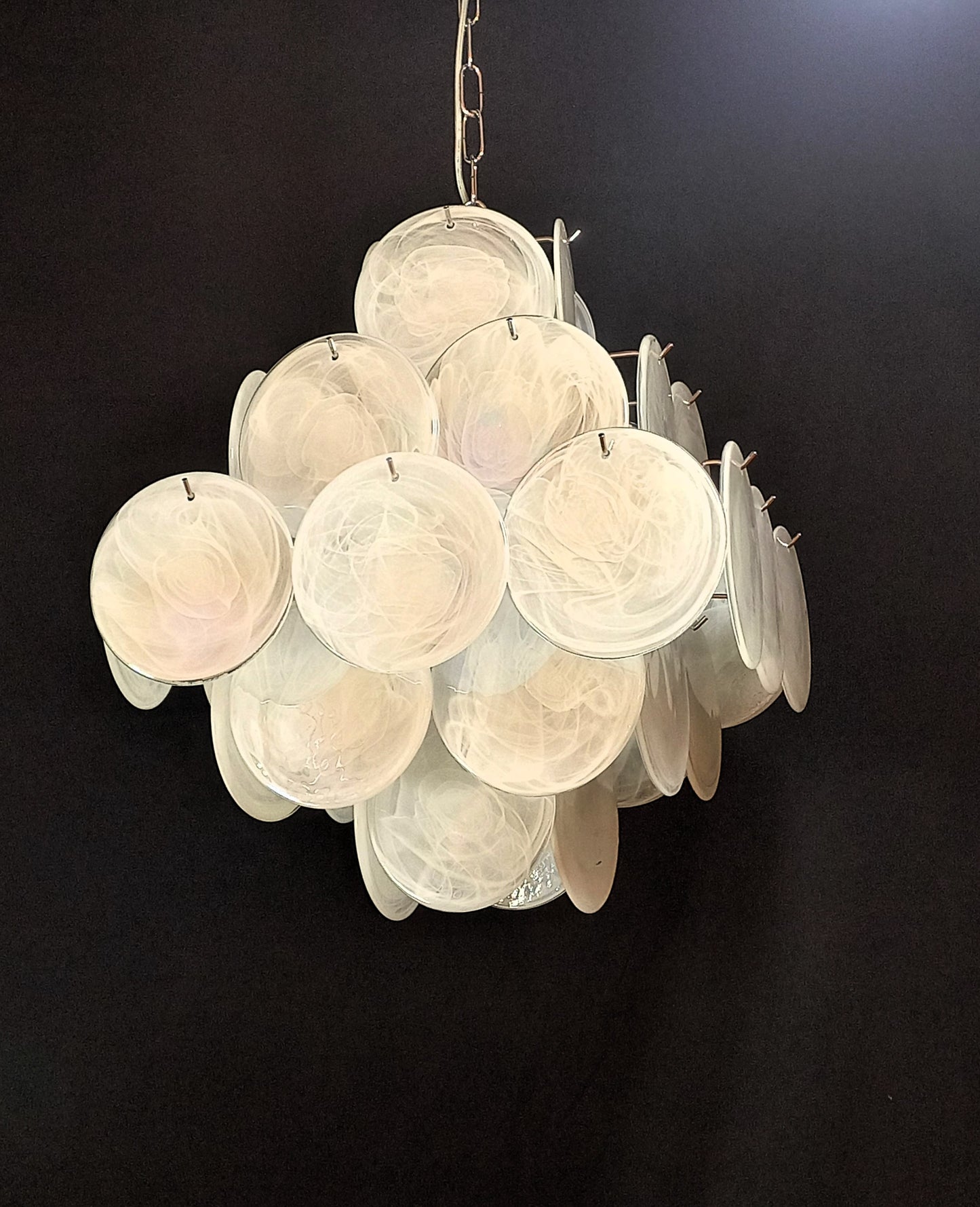 Lampadario Vintage quadrato a vetri dischi. Vetri dischi artigianali in bianco alabastro, made in Murano, Italy