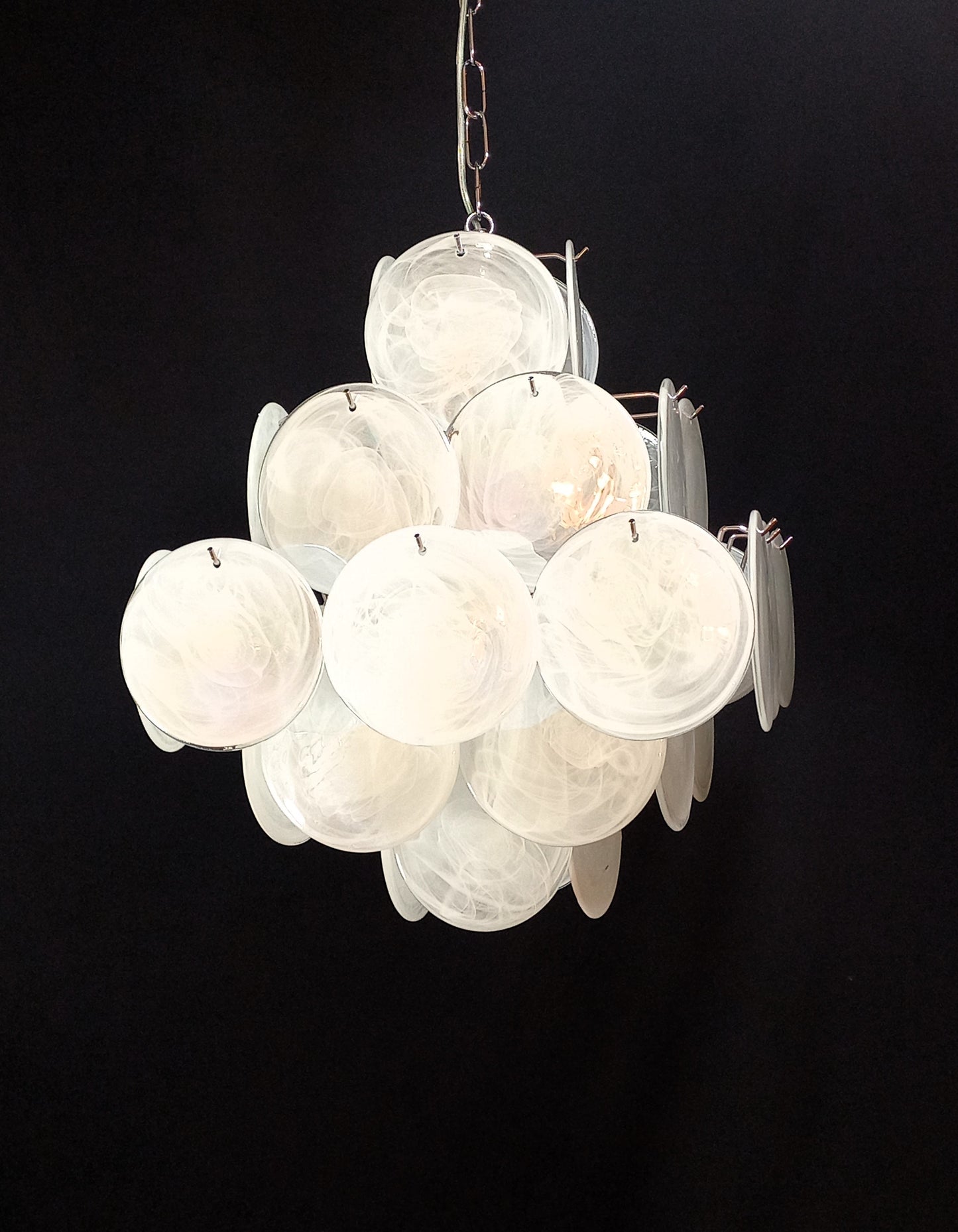 Lampadario Vintage quadrato a vetri dischi. Vetri dischi artigianali in bianco alabastro, made in Murano, Italy
