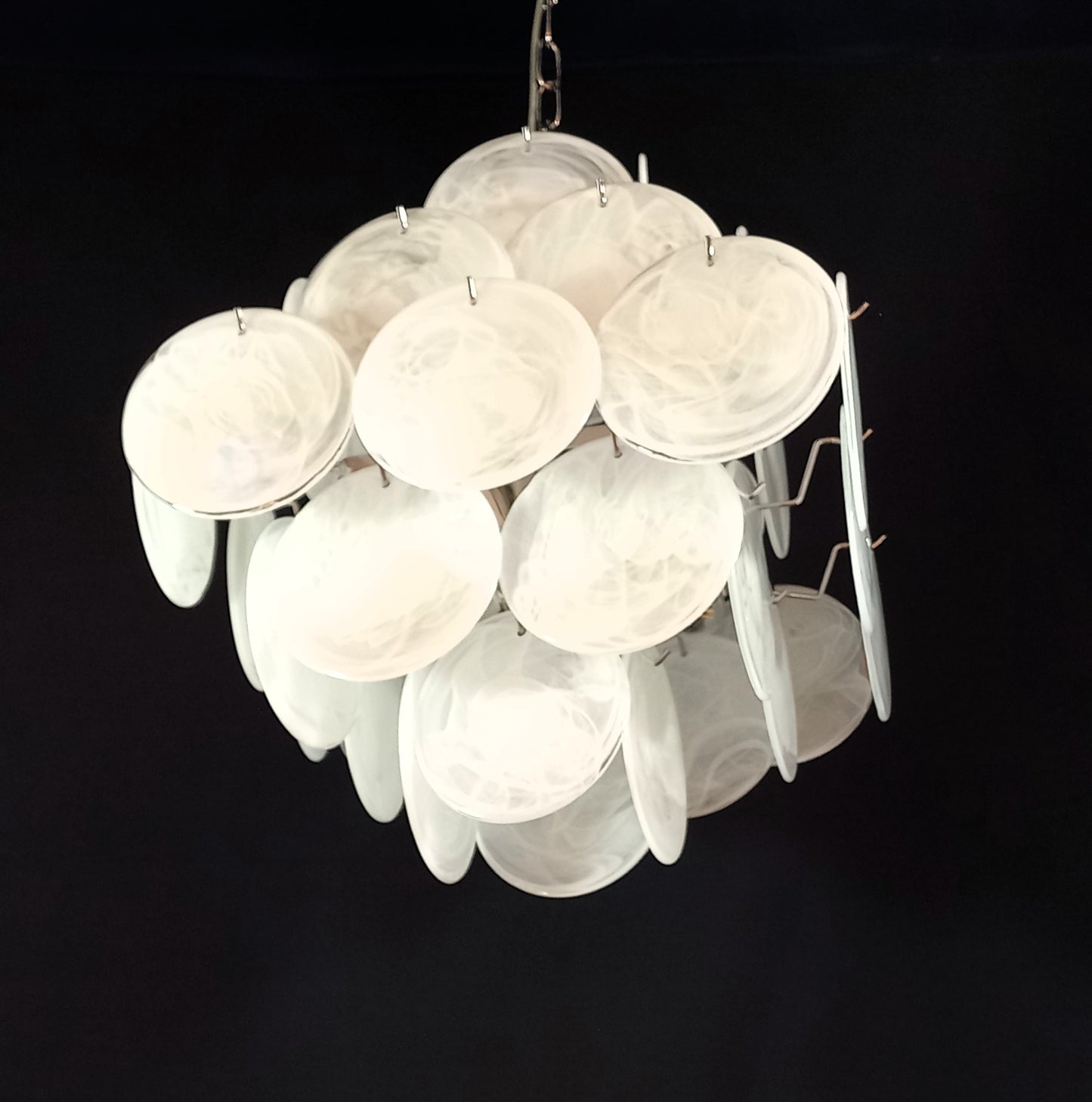 Lampadario Vintage quadrato a vetri dischi. Vetri dischi artigianali in bianco alabastro, made in Murano, Italy