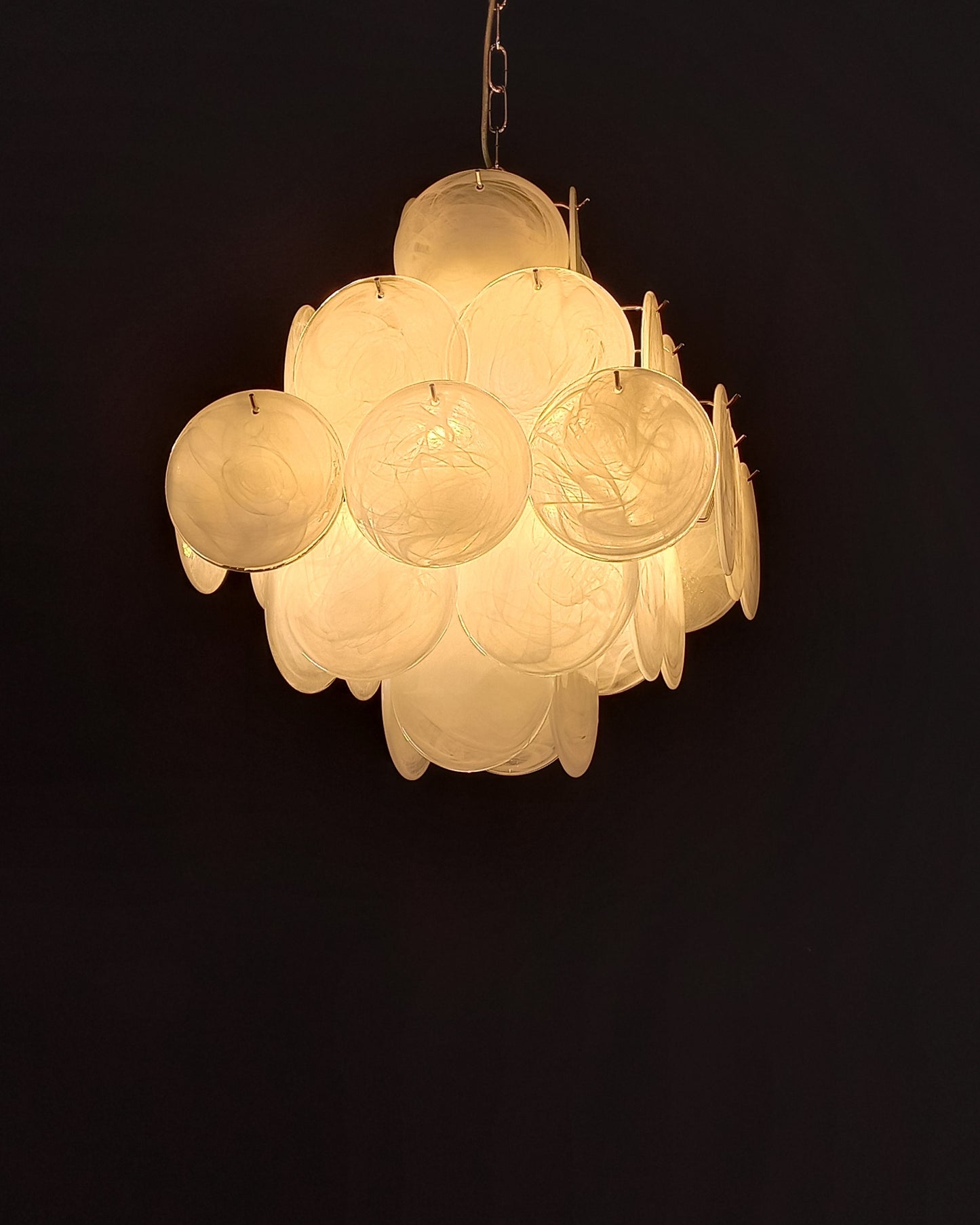 Lampadario Vintage quadrato a vetri dischi. Vetri dischi artigianali in bianco alabastro, made in Murano, Italy