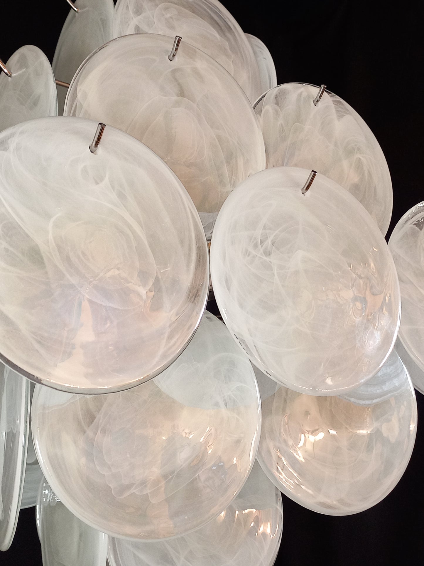 Lampadario Vintage quadrato a vetri dischi. Vetri dischi artigianali in bianco alabastro, made in Murano, Italy