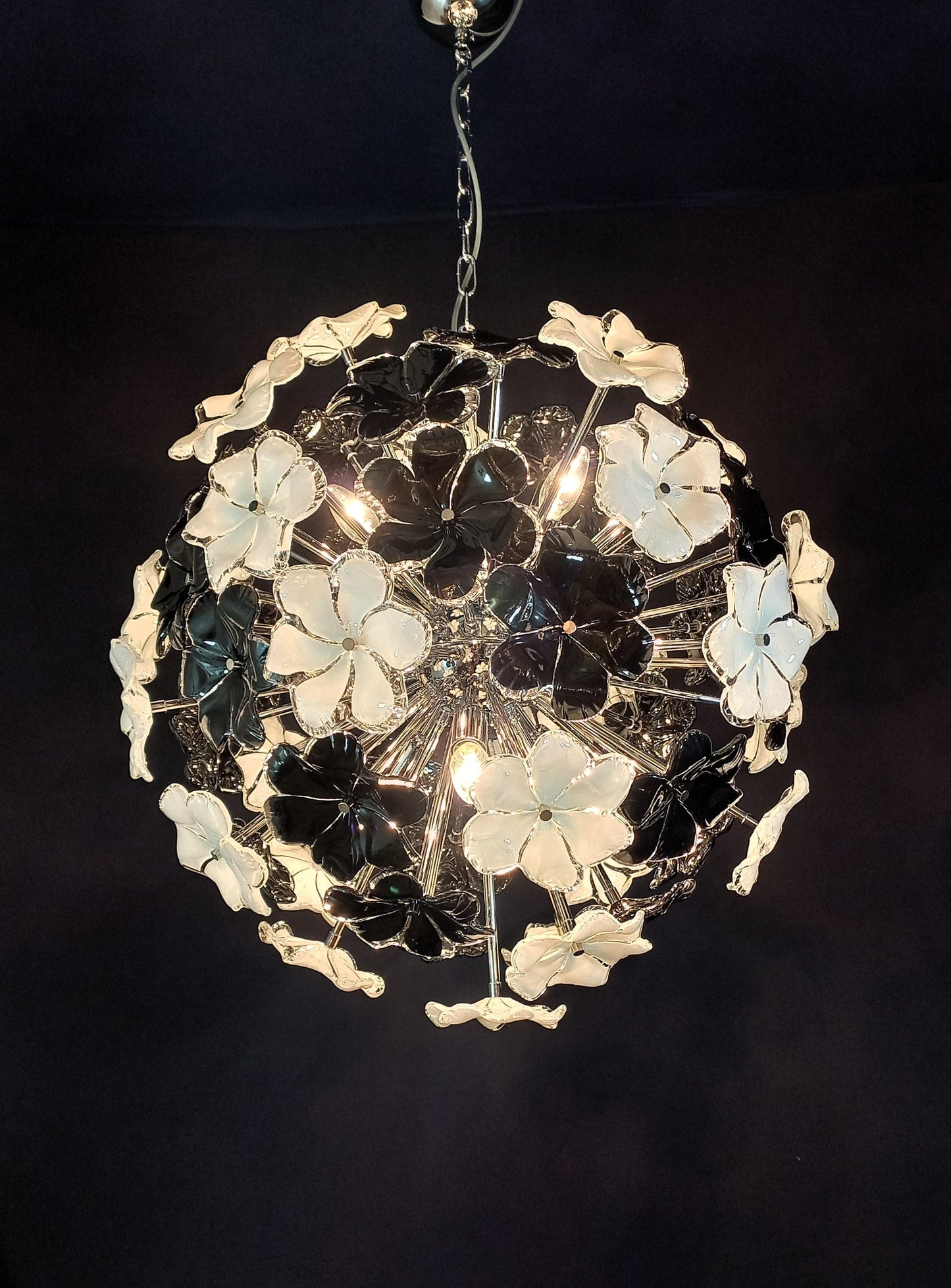 Lampadario sputnik con vetri fiori di Murano fatti a mano. Made in Murano, Italy