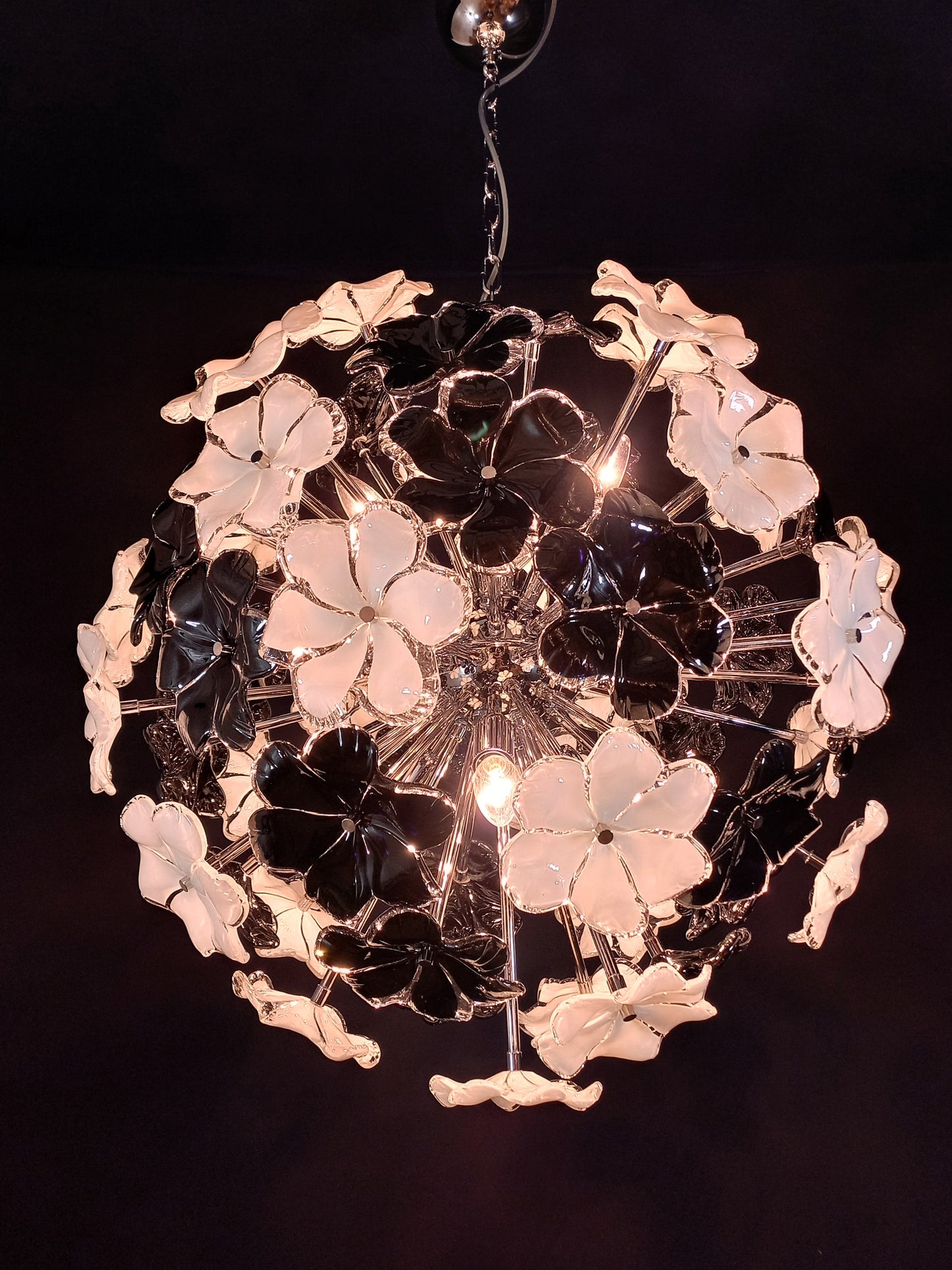 Lampadario sputnik con vetri fiori di Murano fatti a mano. Made in Murano, Italy