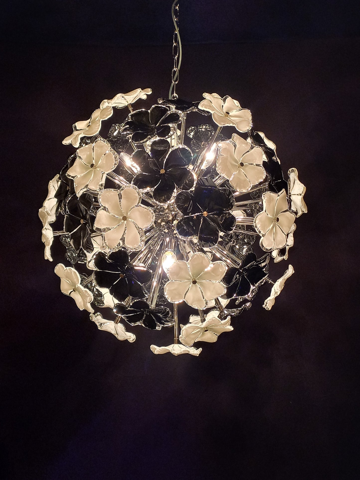 Lampadario sputnik con vetri fiori di Murano fatti a mano. Made in Murano, Italy