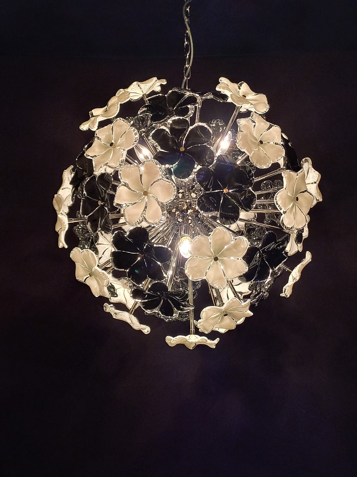 Lampadario sputnik con vetri fiori di Murano fatti a mano. Made in Murano, Italy