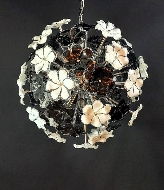 Lampadario sputnik con vetri fiori di Murano fatti a mano. Made in Murano, Italy