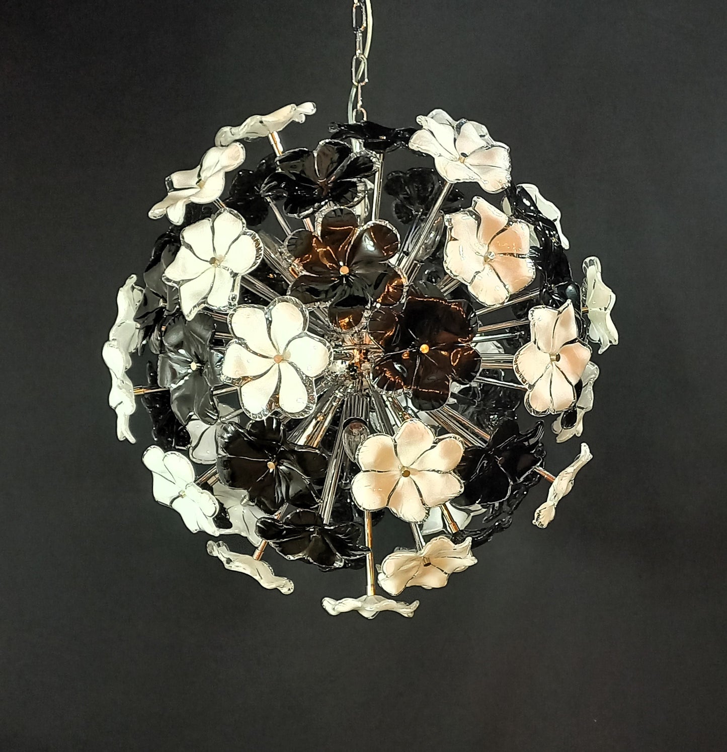 Lampadario sputnik con vetri fiori di Murano fatti a mano. Made in Murano, Italy