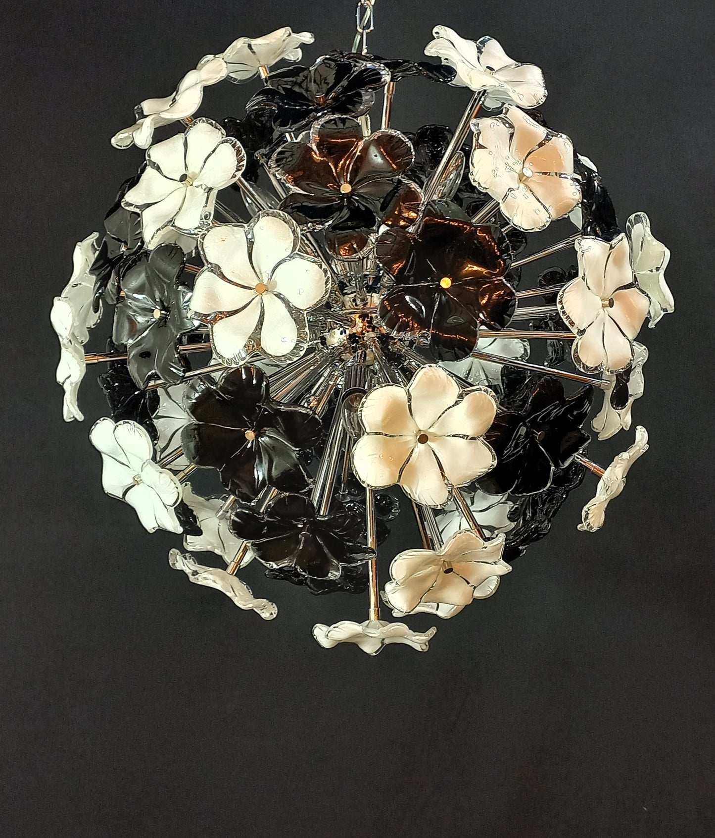 Lampadario sputnik con vetri fiori di Murano fatti a mano. Made in Murano, Italy