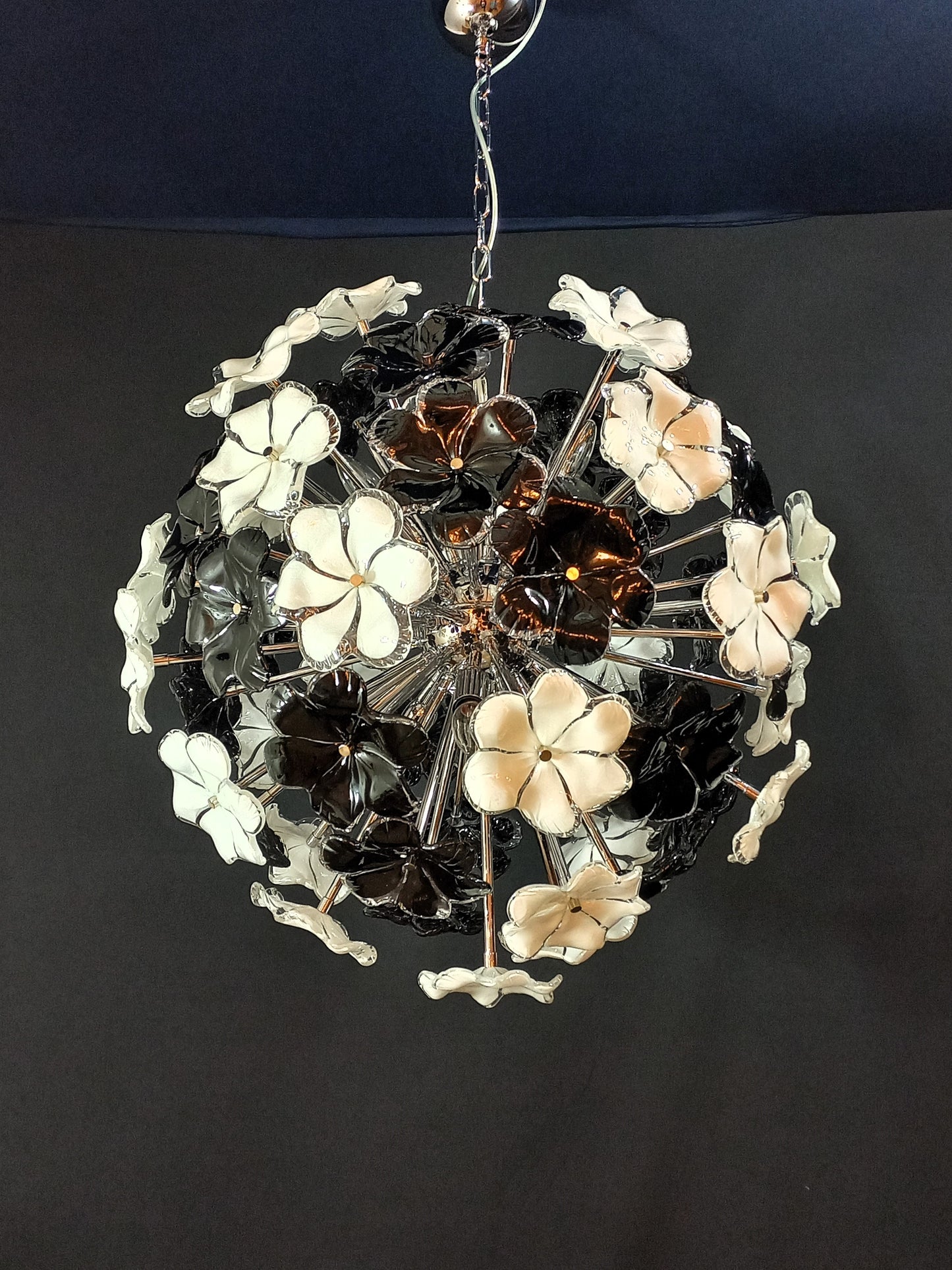 Lampadario sputnik con vetri fiori di Murano fatti a mano. Made in Murano, Italy