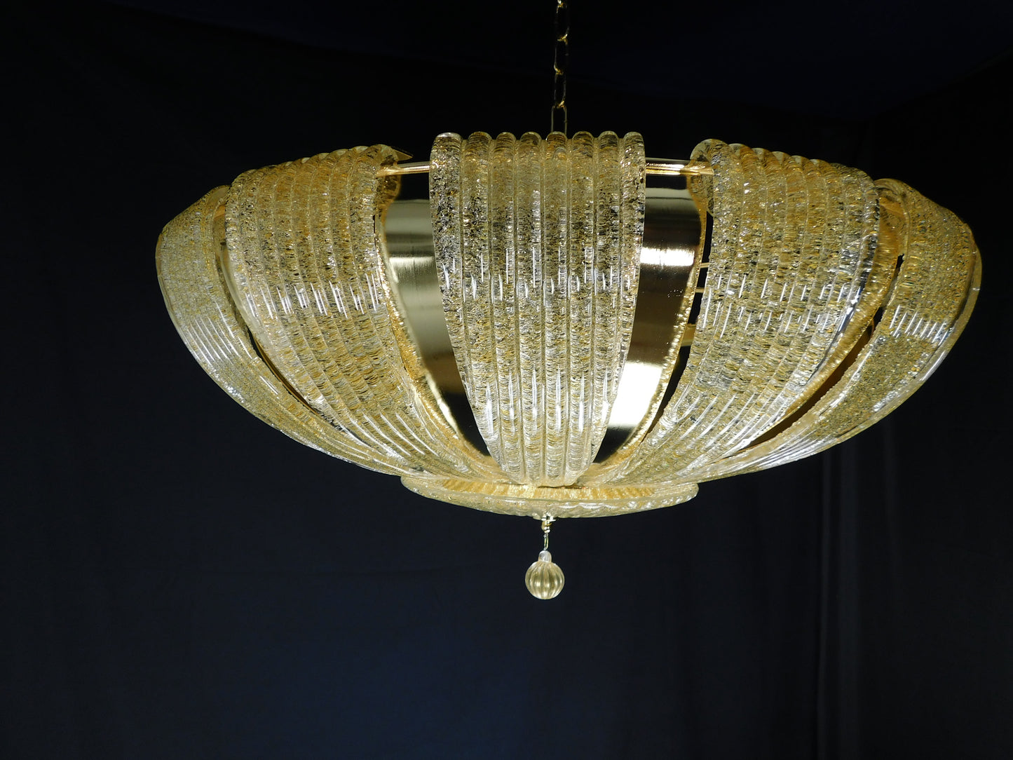 Plafoniera di Murano, stile saturno. Vetri di Murano fatti a mano in graniglia ambra. Raffinata e regale. Made in Venice,Italy