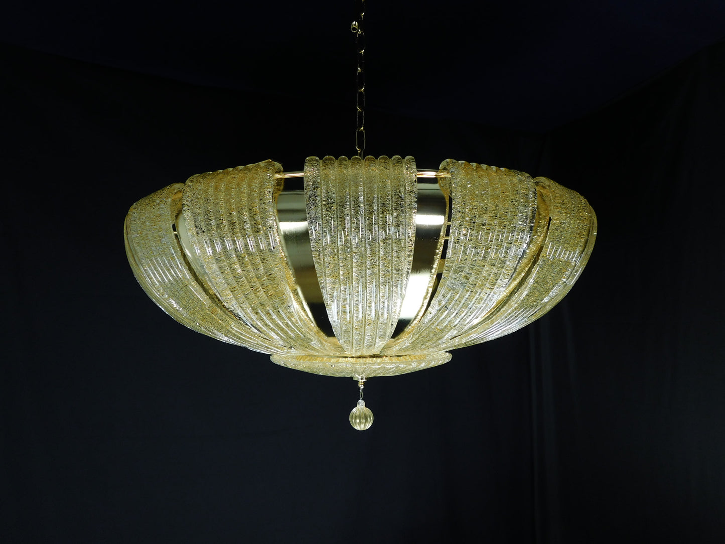 Plafoniera di Murano, stile saturno. Vetri di Murano fatti a mano in graniglia ambra. Raffinata e regale. Made in Venice,Italy