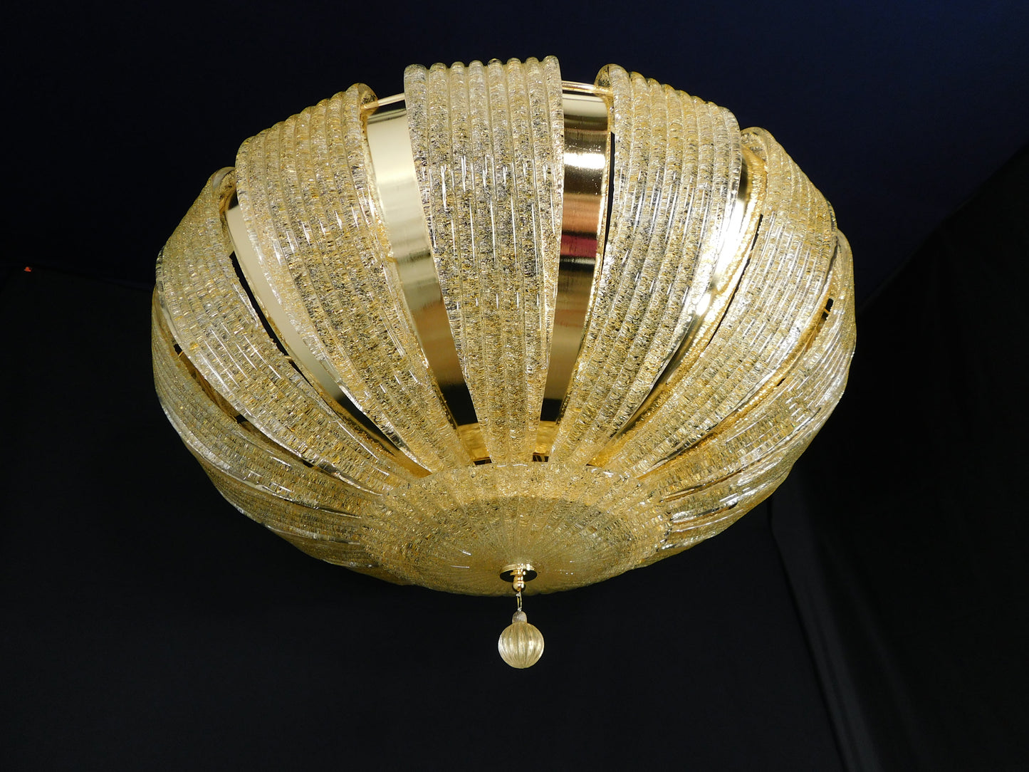Plafoniera di Murano, stile saturno. Vetri di Murano fatti a mano in graniglia ambra. Raffinata e regale. Made in Venice,Italy