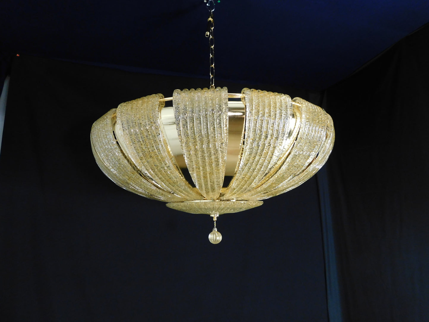 Plafoniera di Murano, stile saturno. Vetri di Murano fatti a mano in graniglia ambra. Raffinata e regale. Made in Venice,Italy