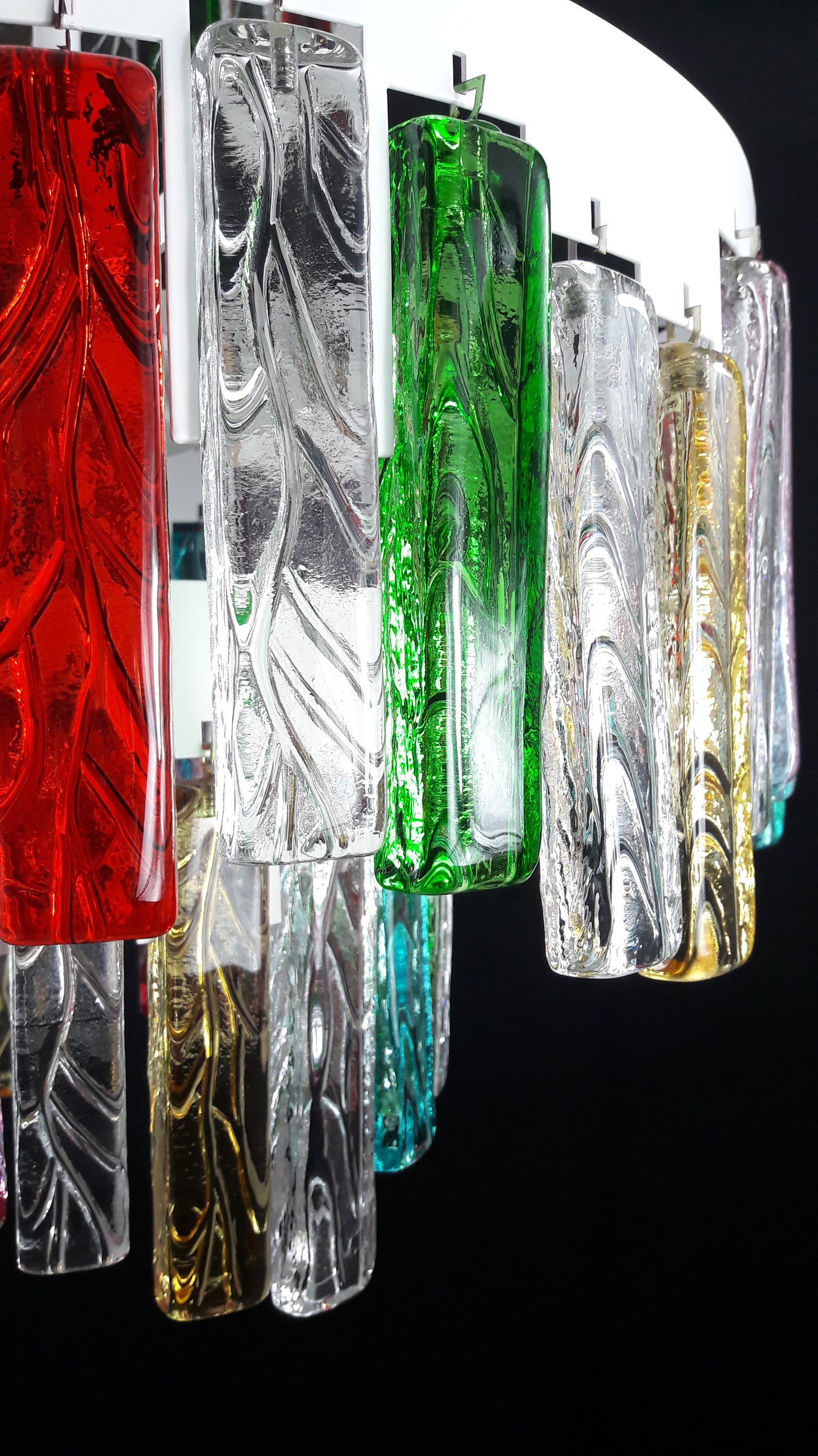 Lampadario Murano con Vetri di Murano fatti a mano e multicolore. Ispirato alla famosa maschera veneziana carnevalesca di arlecchino. Made in Venice,Italy