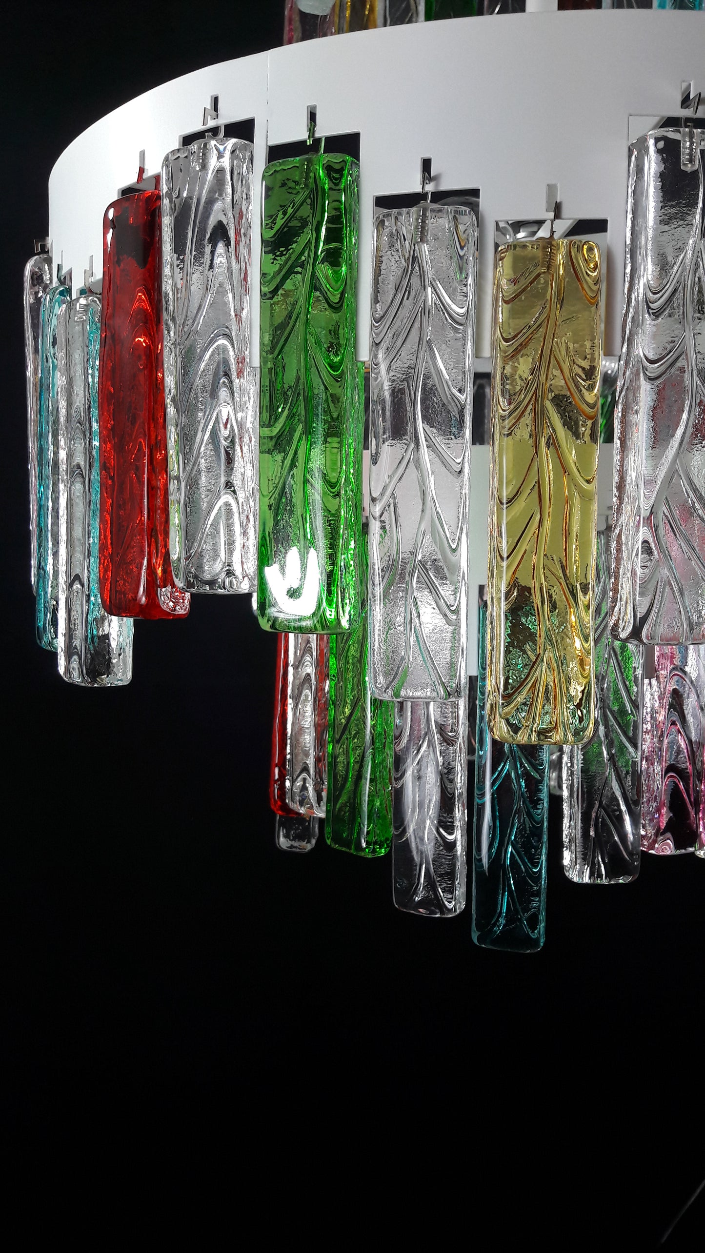 Lampadario Murano con Vetri di Murano fatti a mano e multicolore. Ispirato alla famosa maschera veneziana carnevalesca di arlecchino. Made in Venice,Italy