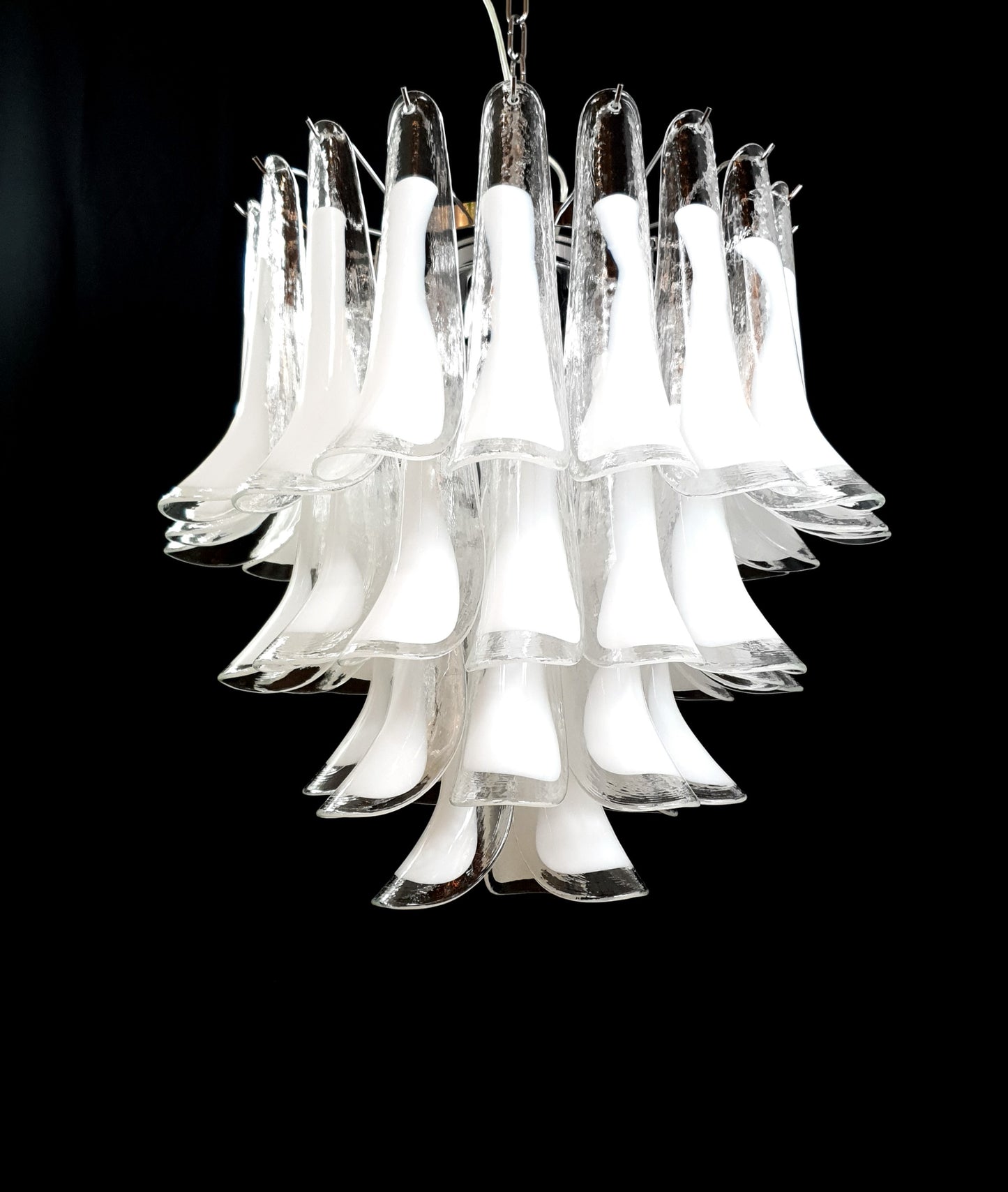 Lampadario Vintage Murano, stile Mazzega, anni'80. Vetri di Murano petali cristallo con anima bianco latte. Designed and Made in Italy.