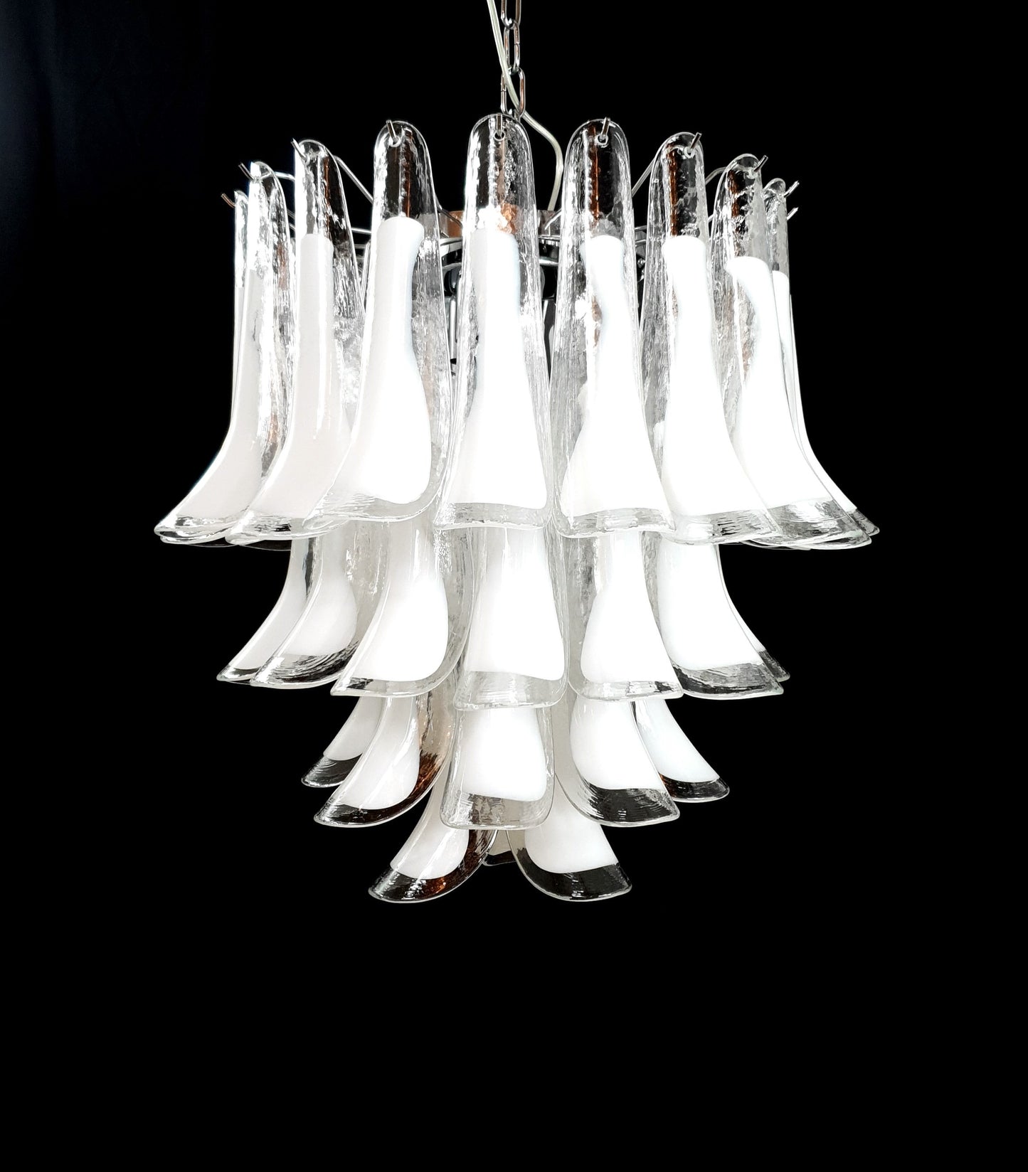 Lampadario Vintage Murano, stile Mazzega, anni'80. Vetri di Murano petali cristallo con anima bianco latte. Designed and Made in Italy.
