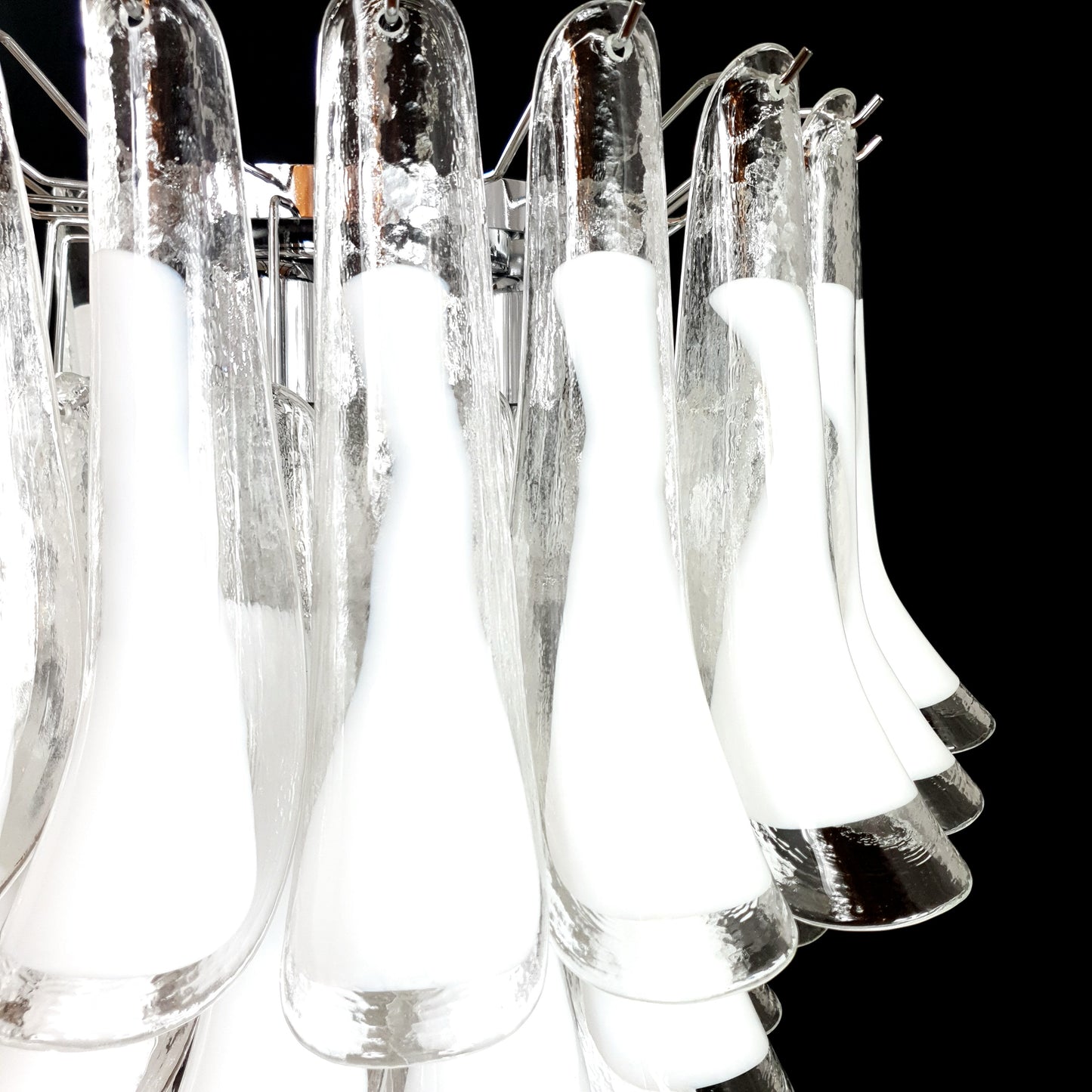 Lampadario Vintage Murano, stile Mazzega, anni'80. Vetri di Murano petali cristallo con anima bianco latte. Designed and Made in Italy.
