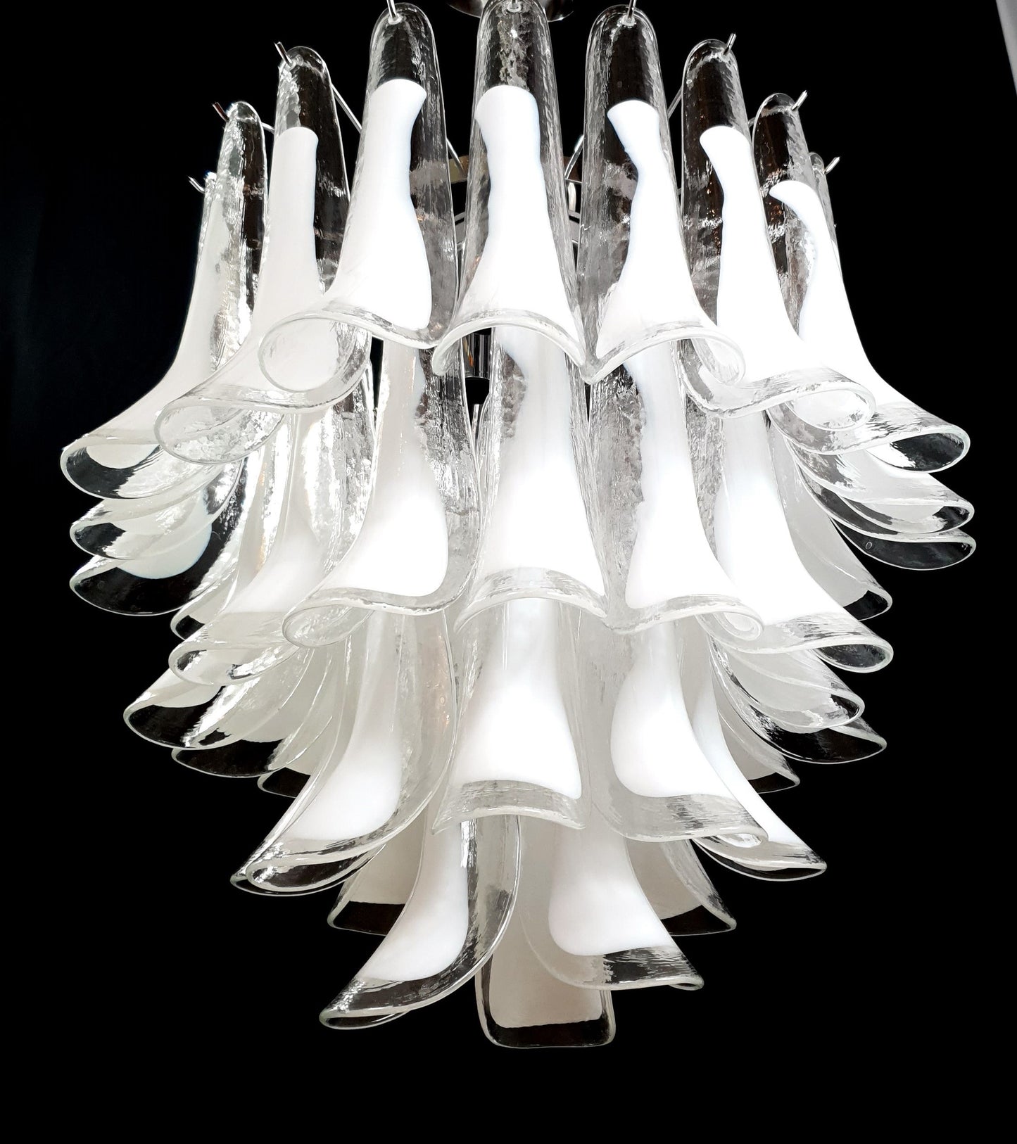 Lampadario Vintage Murano, stile Mazzega, anni'80. Vetri di Murano petali cristallo con anima bianco latte. Designed and Made in Italy.