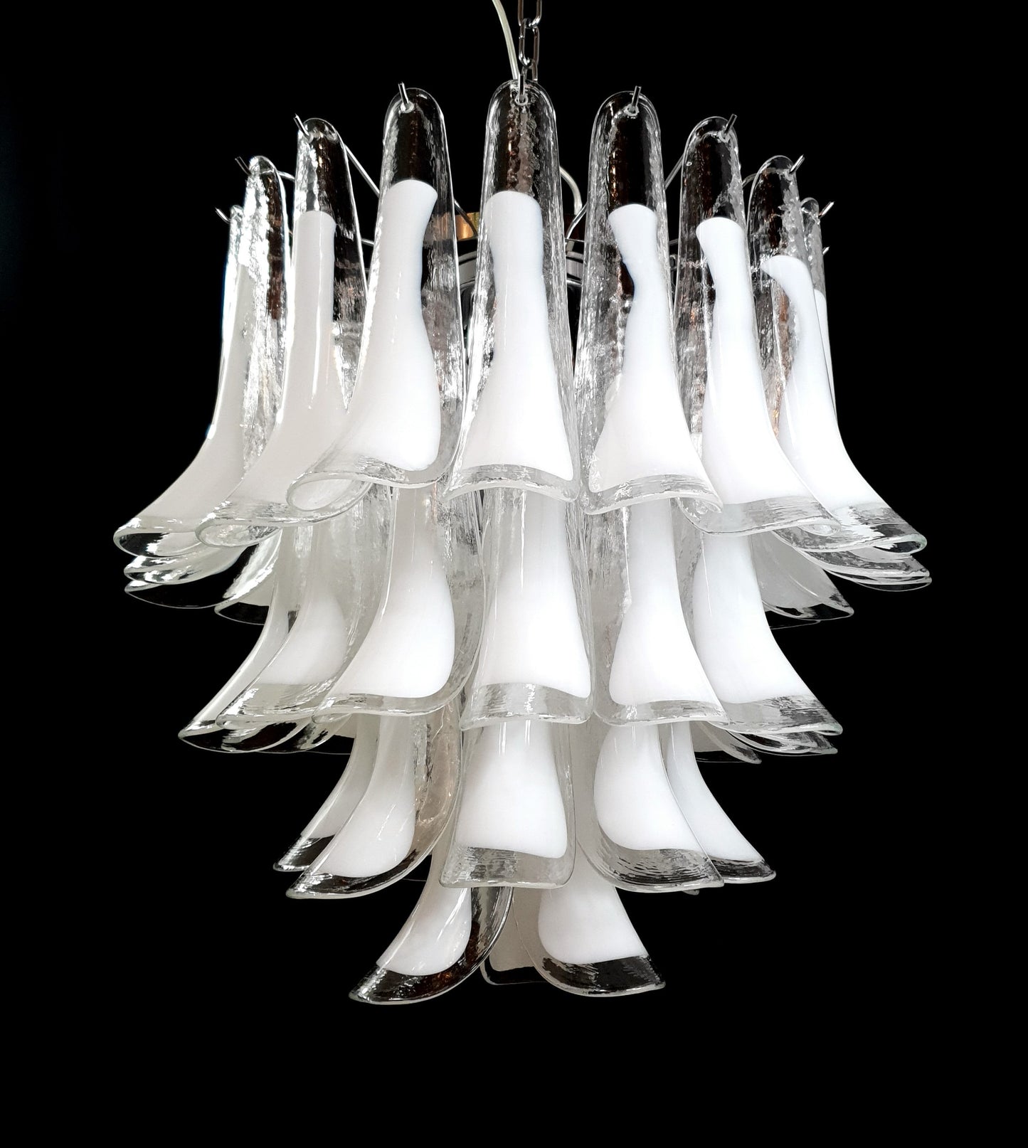 Lampadario Vintage Murano, stile Mazzega, anni'80. Vetri di Murano petali cristallo con anima bianco latte. Designed and Made in Italy.