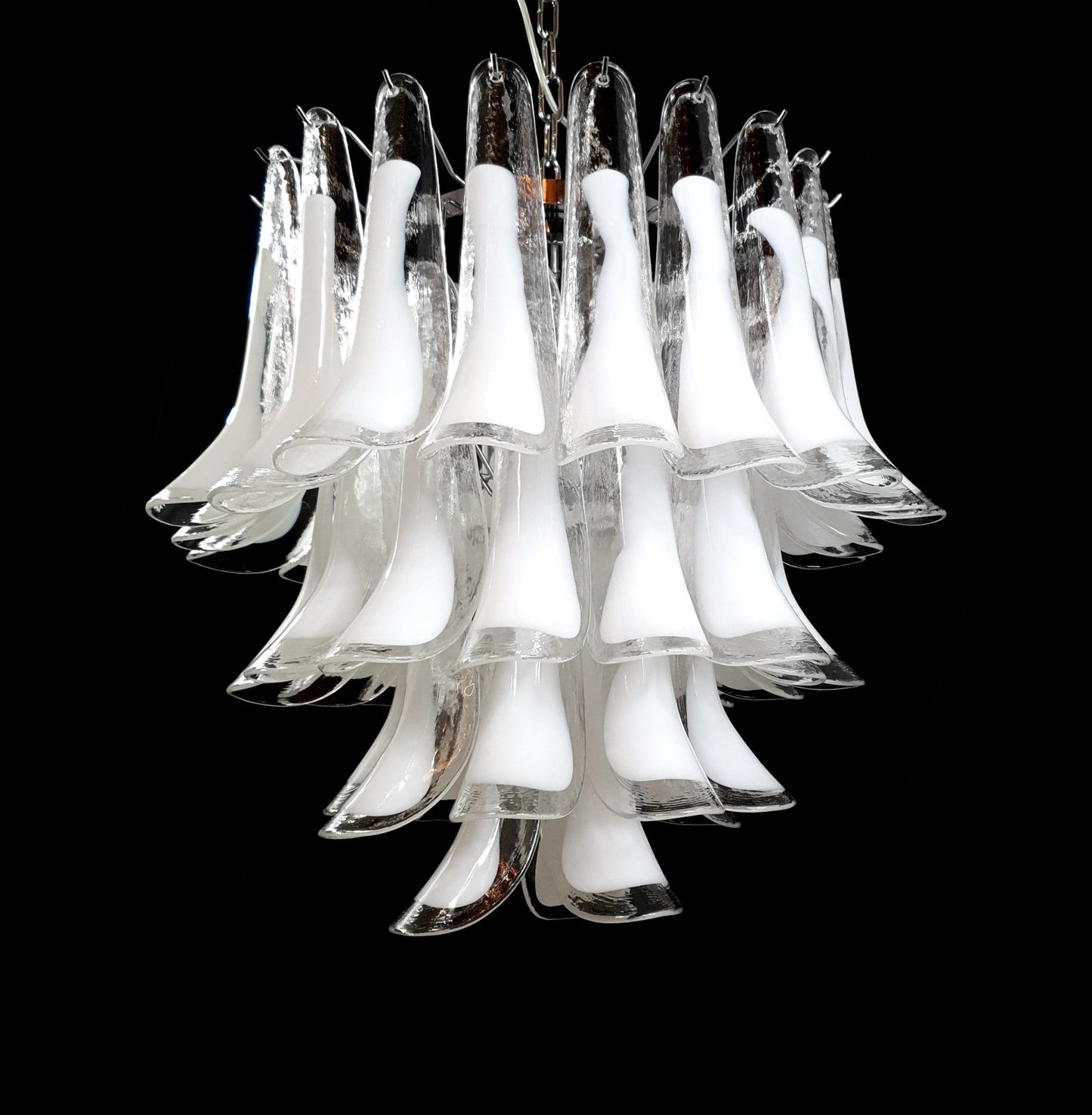 Lampadario Vintage Murano, stile Mazzega, anni'80. Vetri di Murano petali cristallo con anima bianco latte. Designed and Made in Italy.