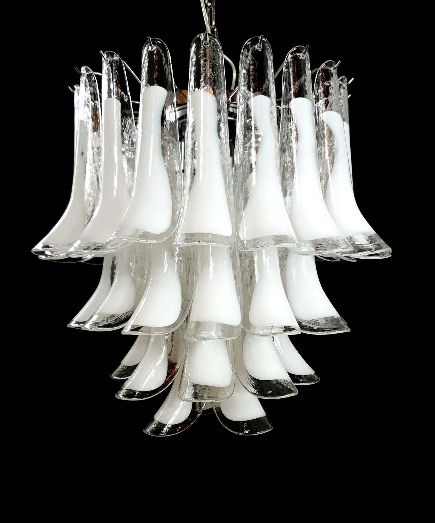 Lampadario Vintage Murano, stile Mazzega, anni'80. Vetri di Murano petali cristallo con anima bianco latte. Designed and Made in Italy.