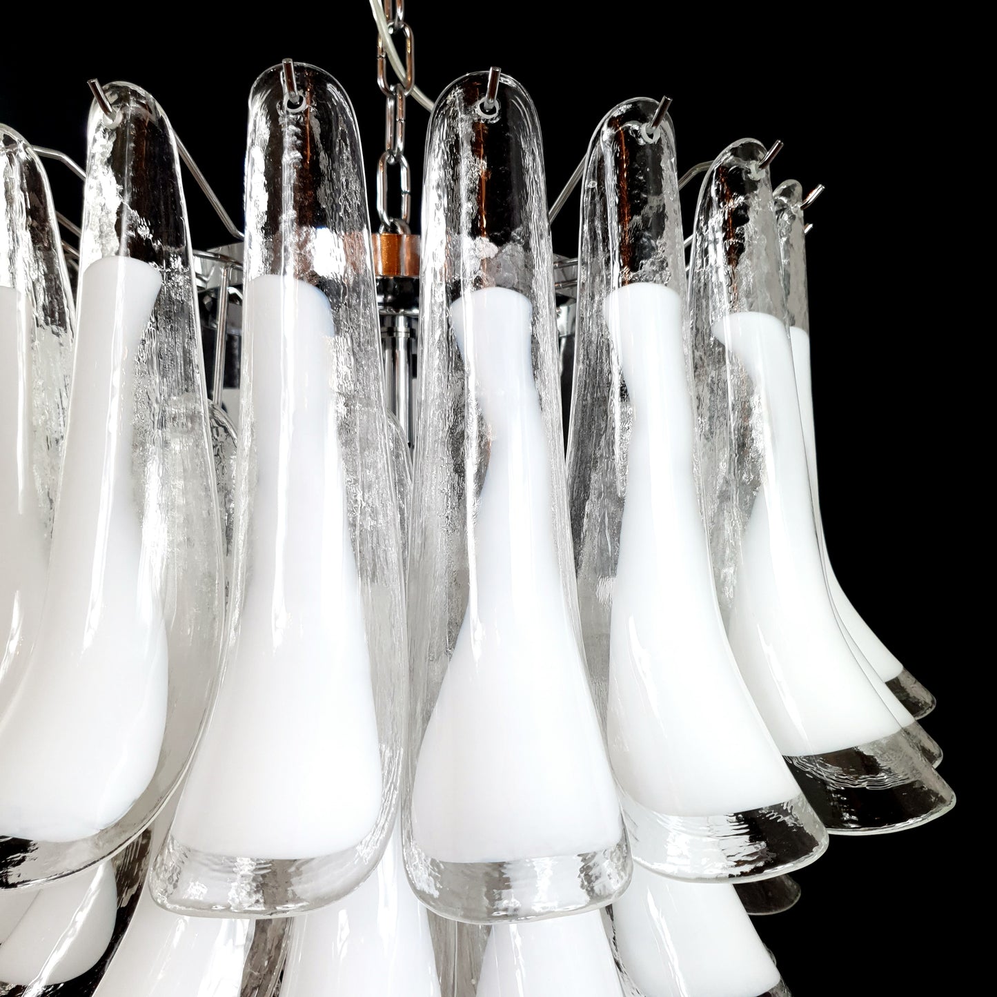 Lampadario Vintage Murano, stile Mazzega, anni'80. Vetri di Murano petali cristallo con anima bianco latte. Designed and Made in Italy.