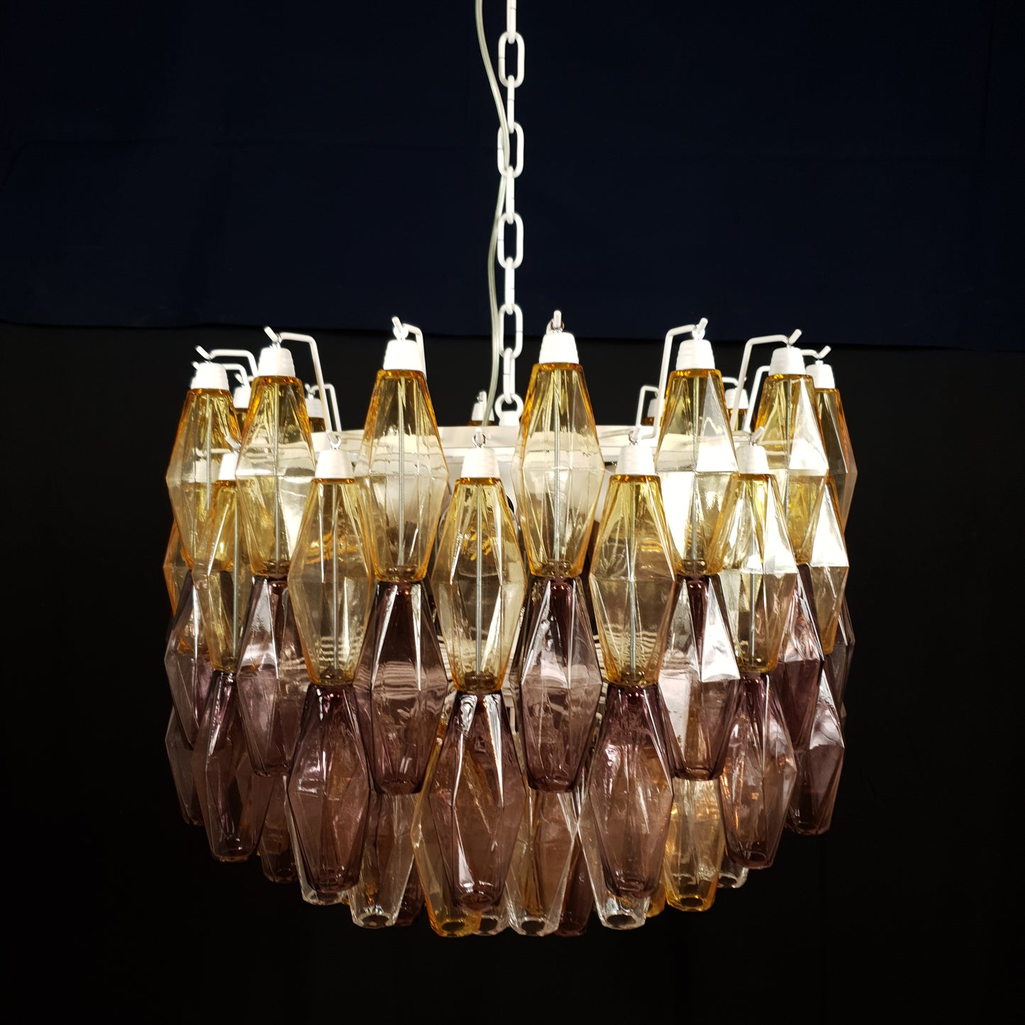 Lampadario a poliedri di Murano. Vetri poliedri di Murano fatti a mano colore ambra e magenta. Designed and made in Venice,Italy.