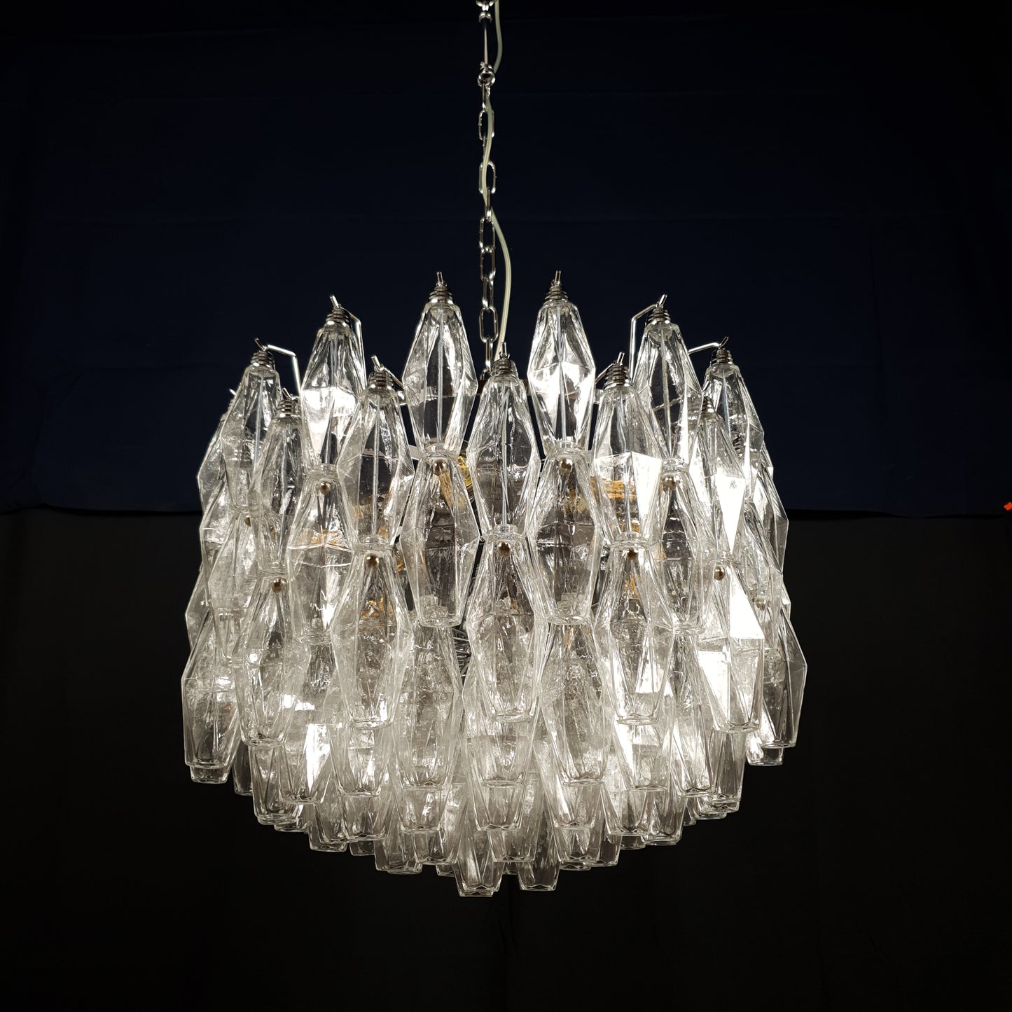 Lampadario a poliedri fatti a mano, di Murano. Vetri poliedri di Murano in cristallo. Designed and made in Venice, Italy.