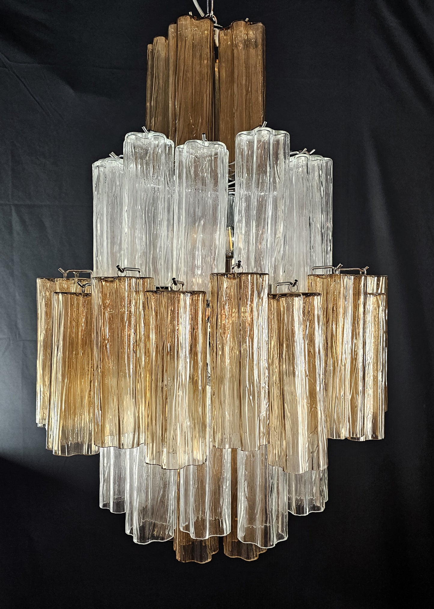 Lampadario di Murano con Vetri tronchi fatti a mano fumè e cristallo. Designed and Made in Venice,Italy