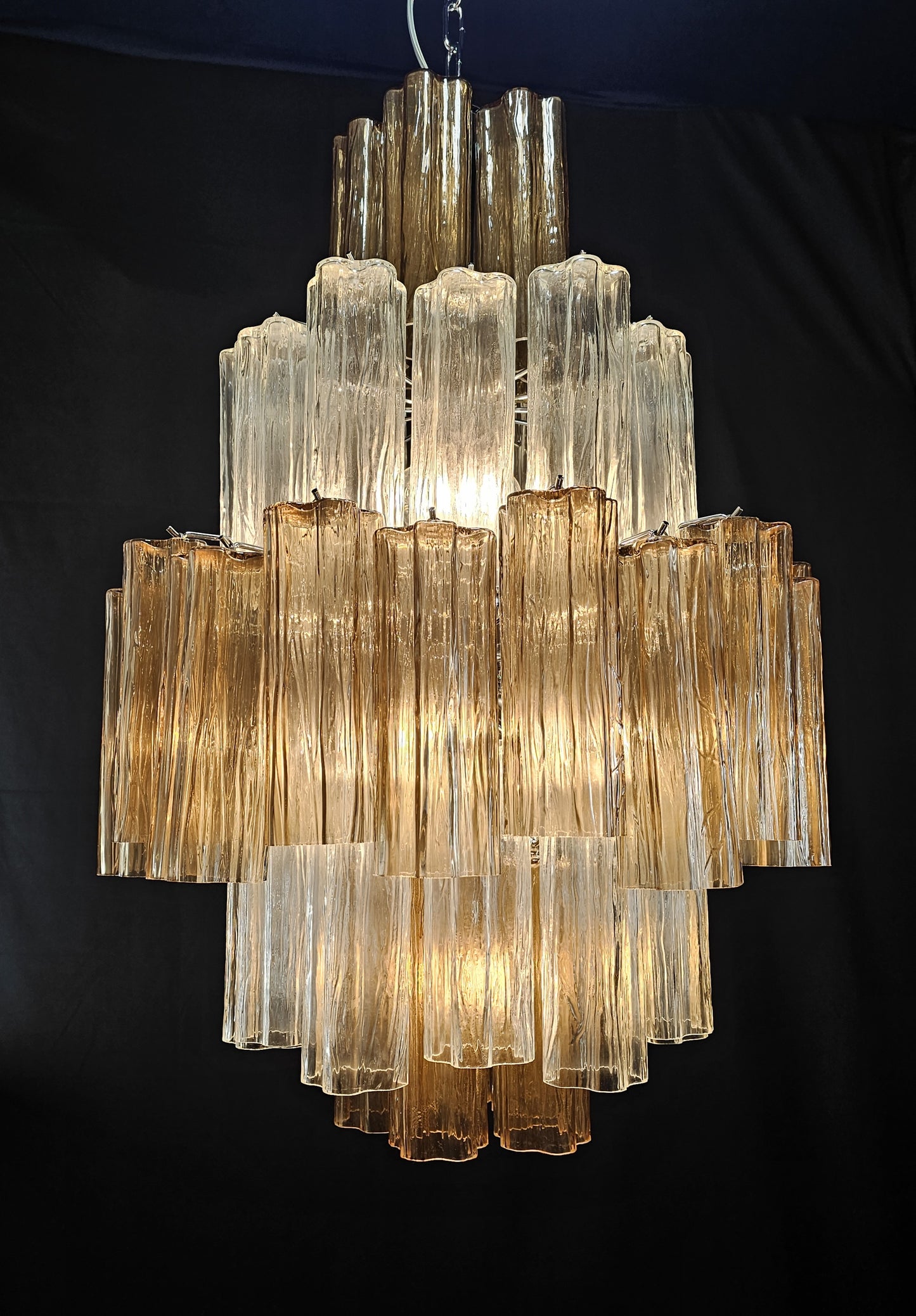 Lampadario di Murano con Vetri tronchi fatti a mano fumè e cristallo. Designed and Made in Venice,Italy