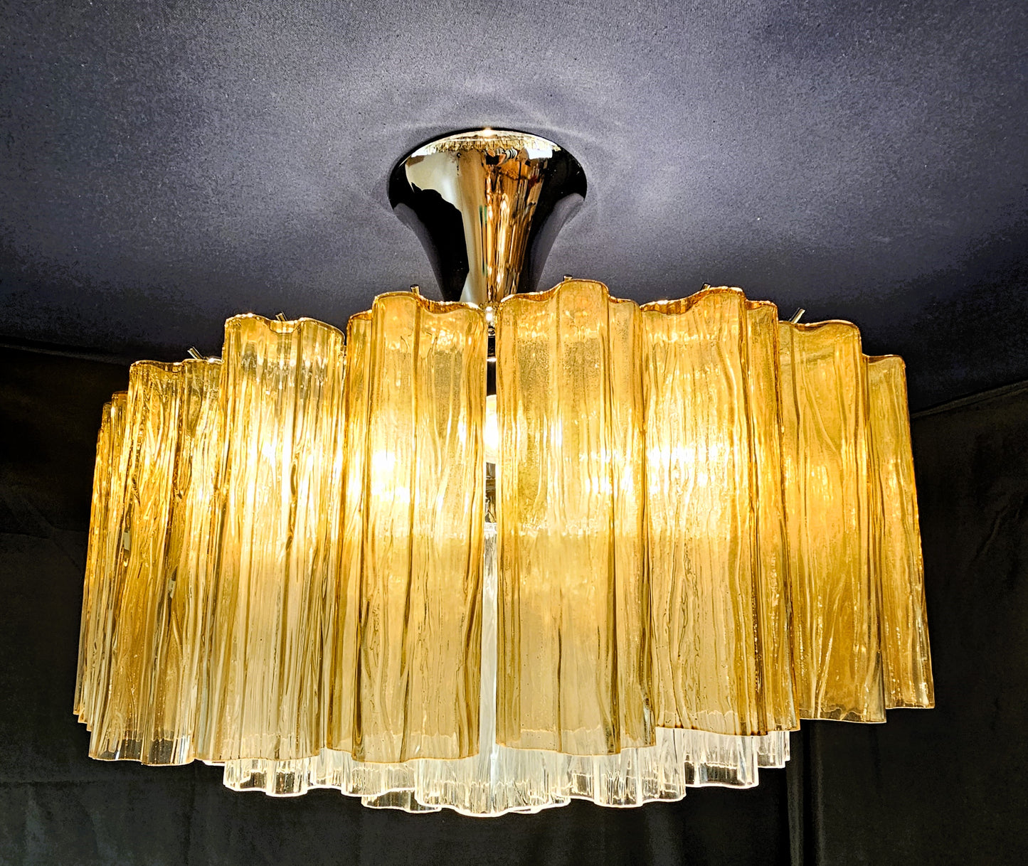 Lampadario rotondo di Murano, con vetri tronchi fatti a mano, colore ambra e cristallo. Made in Murano, Italia