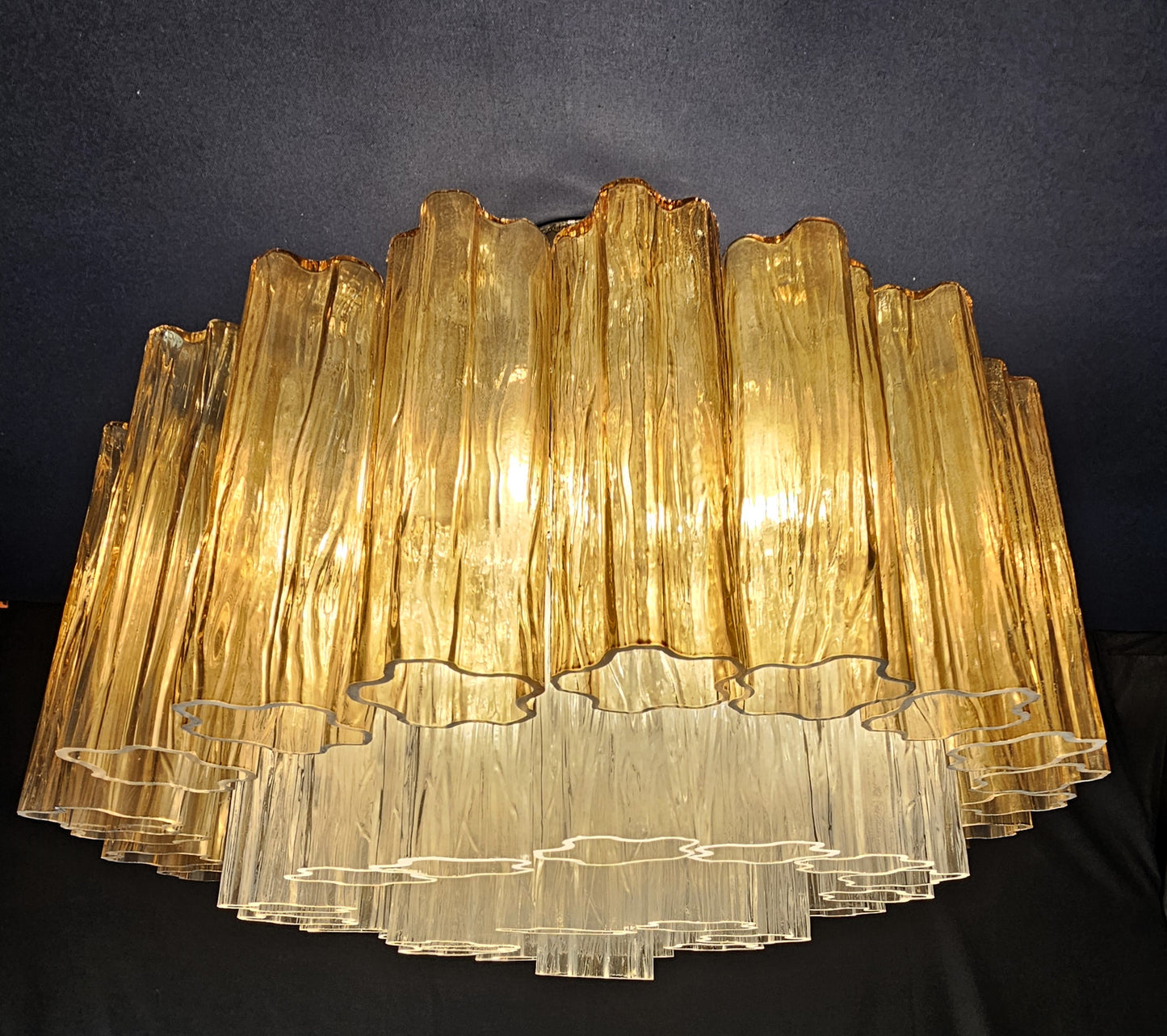 Lampadario rotondo di Murano, con vetri tronchi fatti a mano, colore ambra e cristallo. Made in Murano, Italia