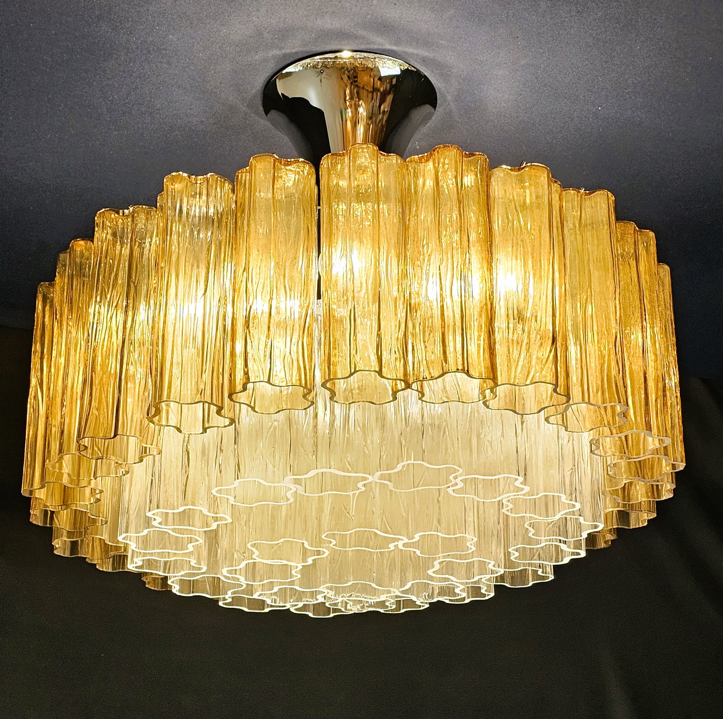 Lampadario rotondo di Murano, con vetri tronchi fatti a mano, colore ambra e cristallo. Made in Murano, Italia