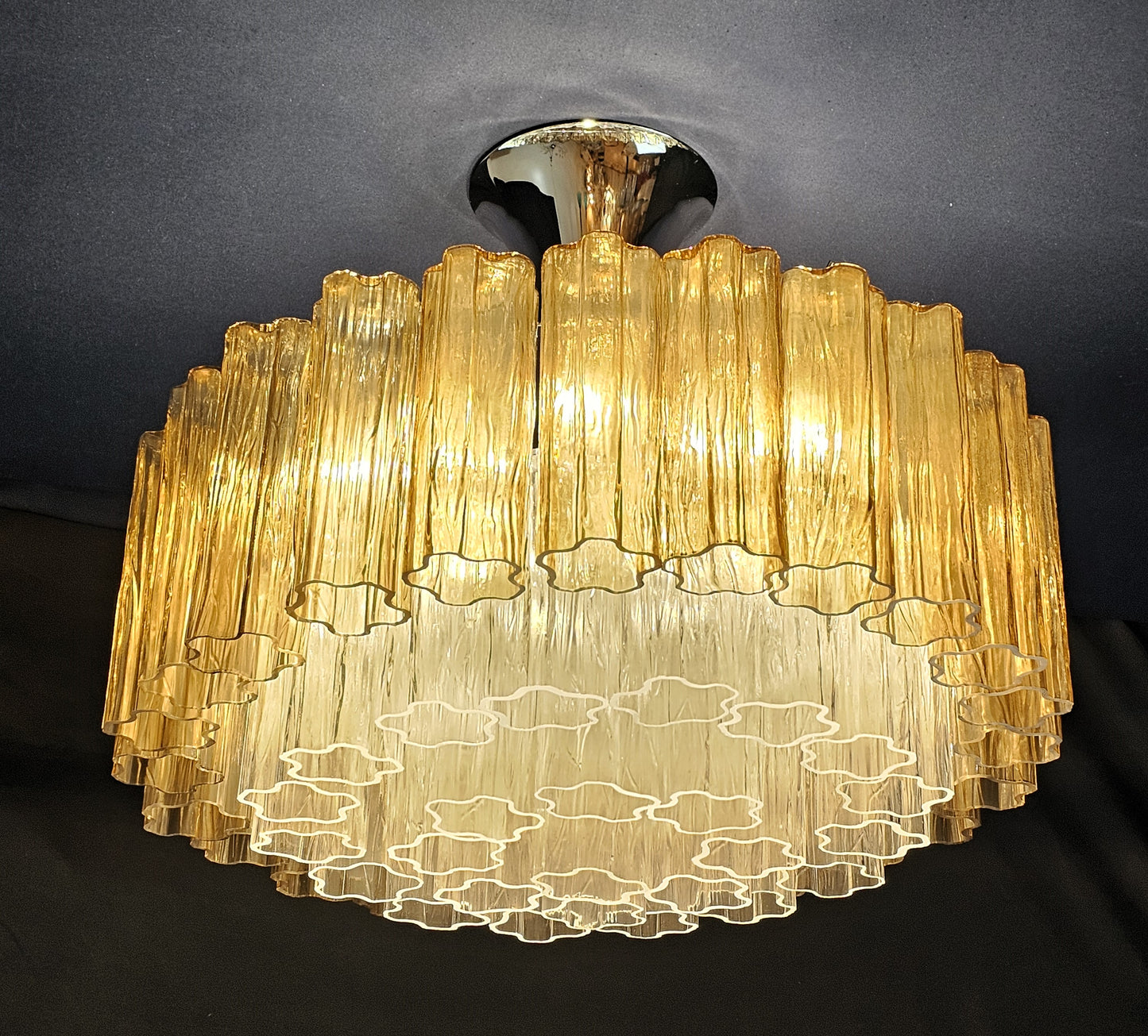 Lampadario rotondo di Murano, con vetri tronchi fatti a mano, colore ambra e cristallo. Made in Murano, Italia