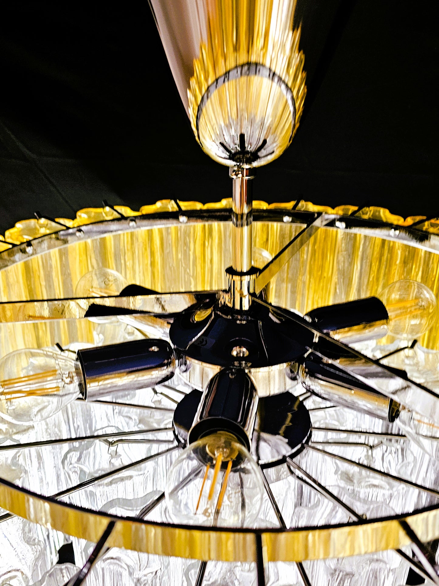 Lampadario rotondo di Murano, con vetri tronchi fatti a mano, colore ambra e cristallo. Made in Murano, Italia