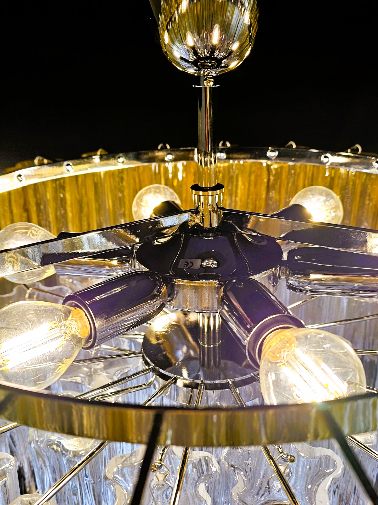 Lampadario rotondo di Murano, con vetri tronchi fatti a mano, colore ambra e cristallo. Made in Murano, Italia